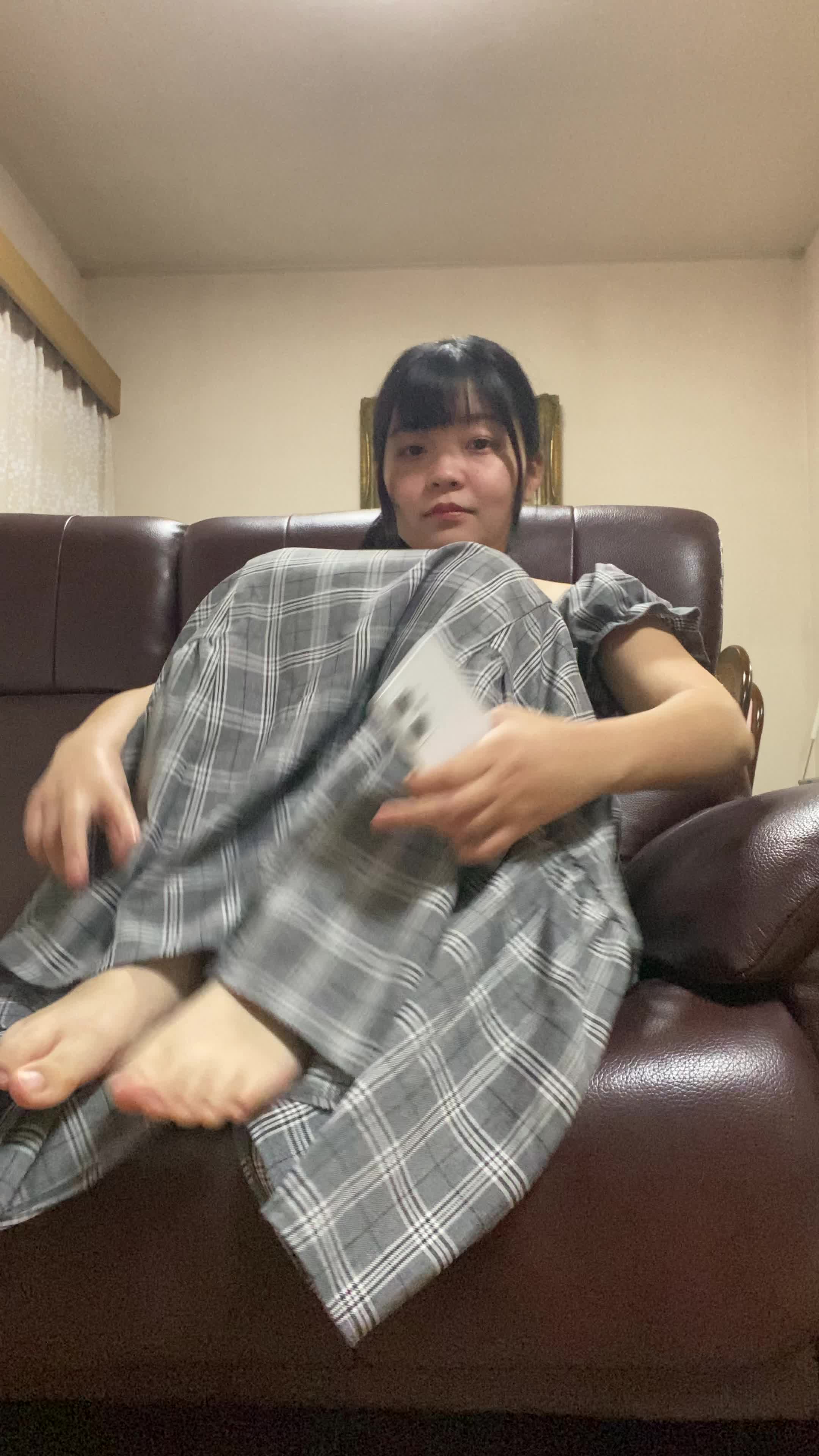 ソファで膝を抱えて、「お気に入りリストに商品を追加する」嬉しそうな表情