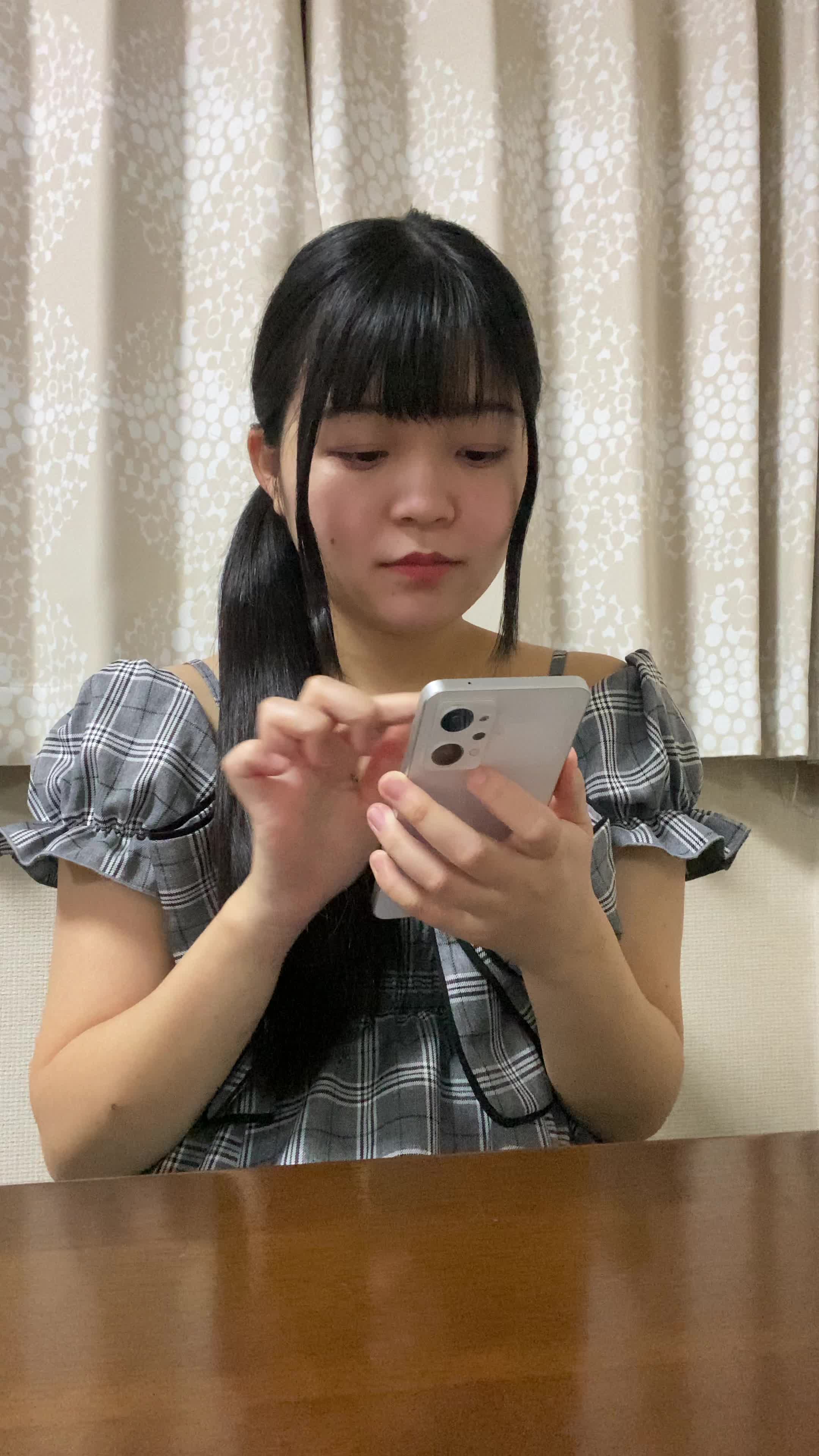 テーブルで商品ページを見ながら、「これが次のプレゼントにぴったり！」と納得する動作