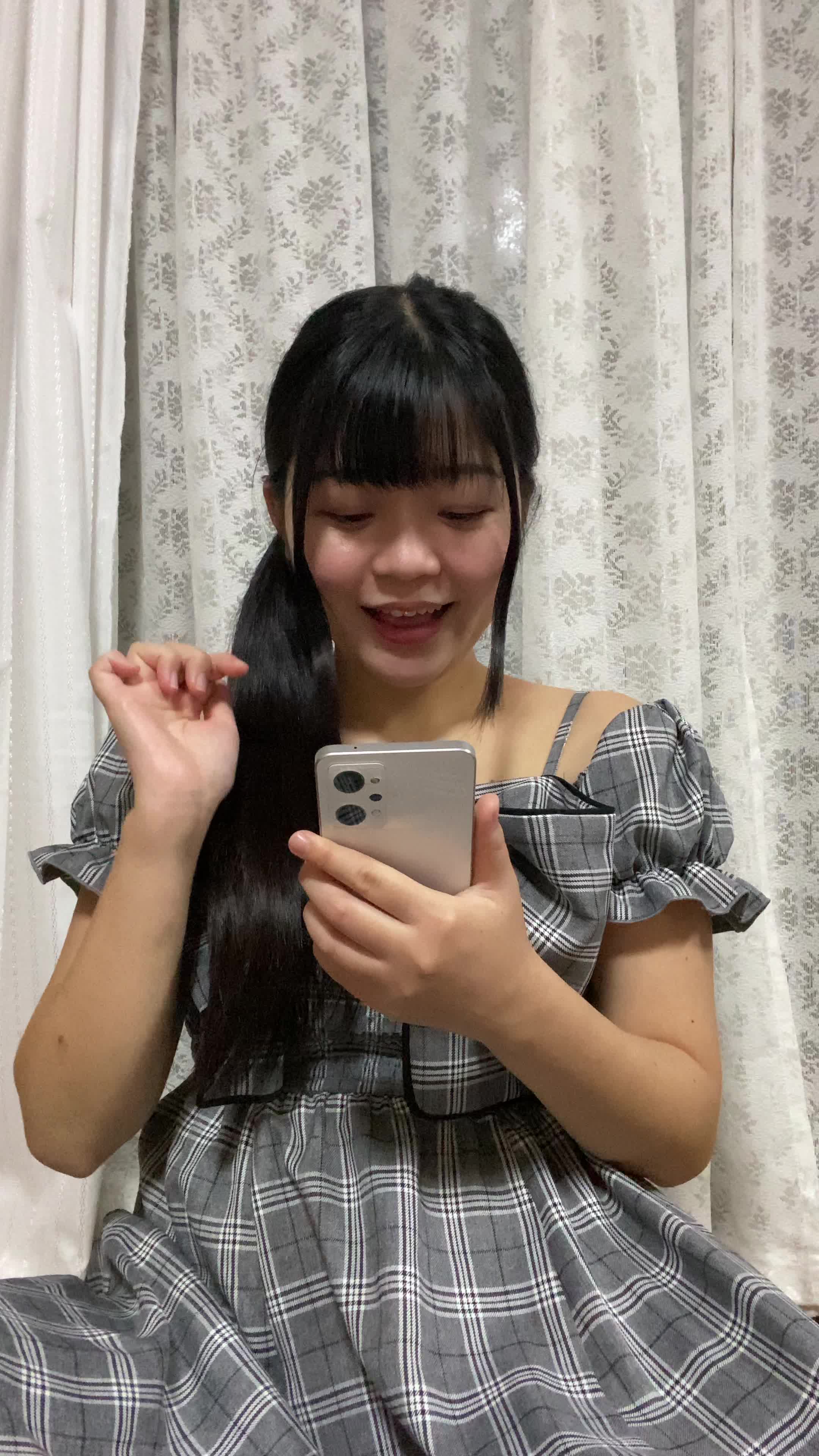 床で膝を崩して座り、「新しいアイテムの到着を待ちながらワクワクする」仕草