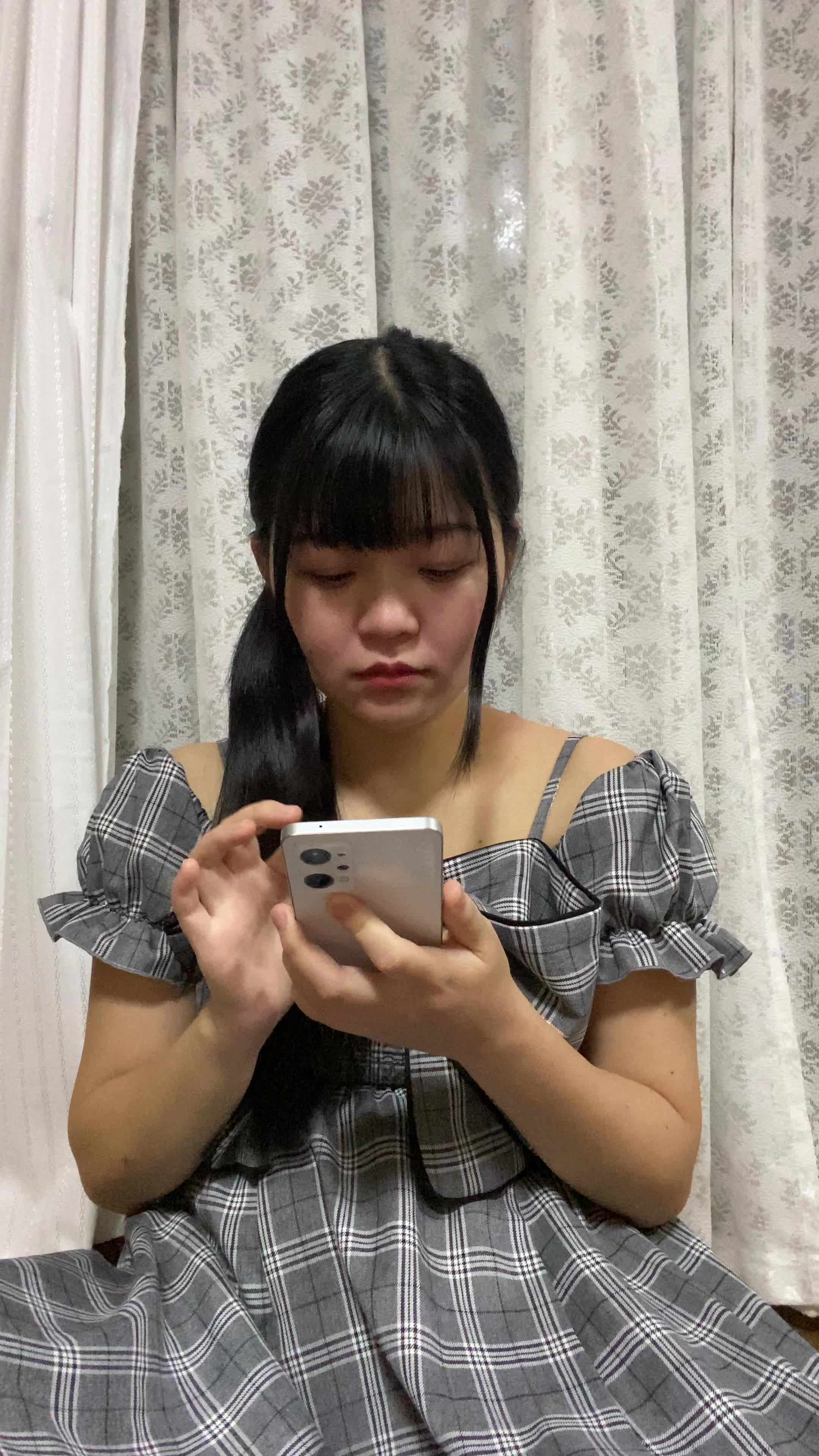 床で商品レビューを書きながら、「他の人にもこれを勧めたい」と感じる動作