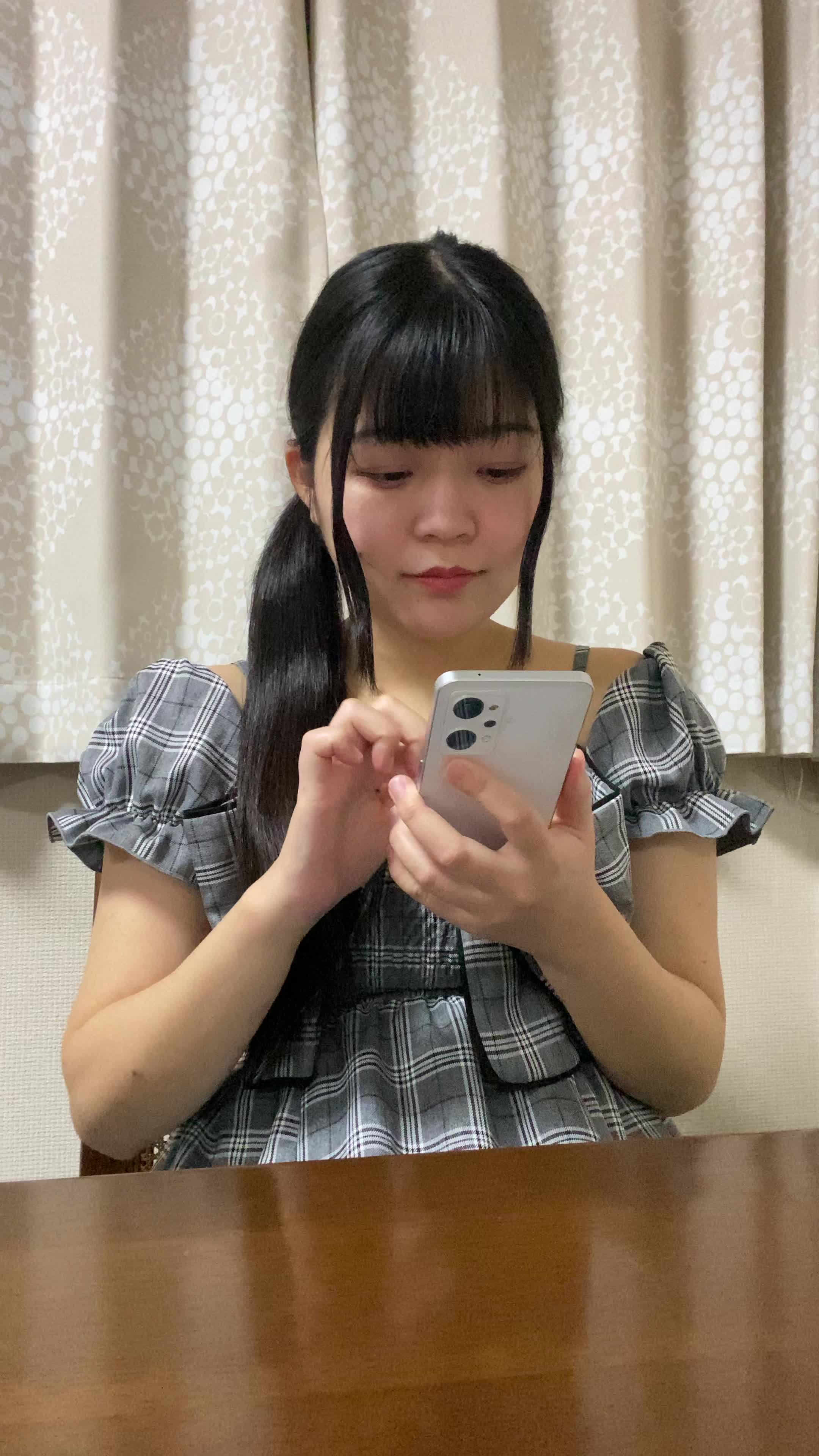 テーブルで商品を比較しながら、「どっちにしよう？」と迷う動作