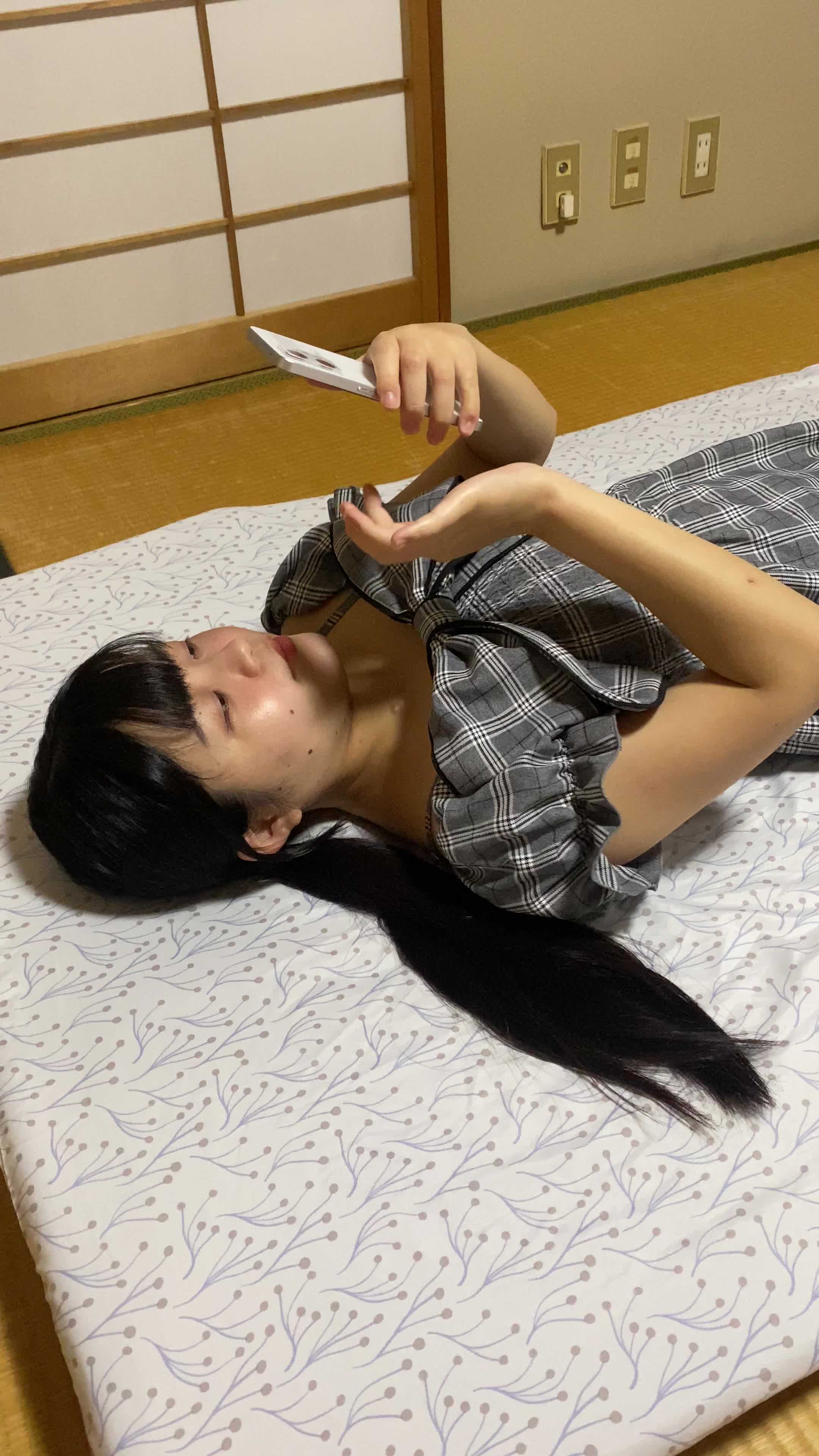 ベッドで横になり、「夜中に気になる商品を検索してしまう」楽しそうな表情