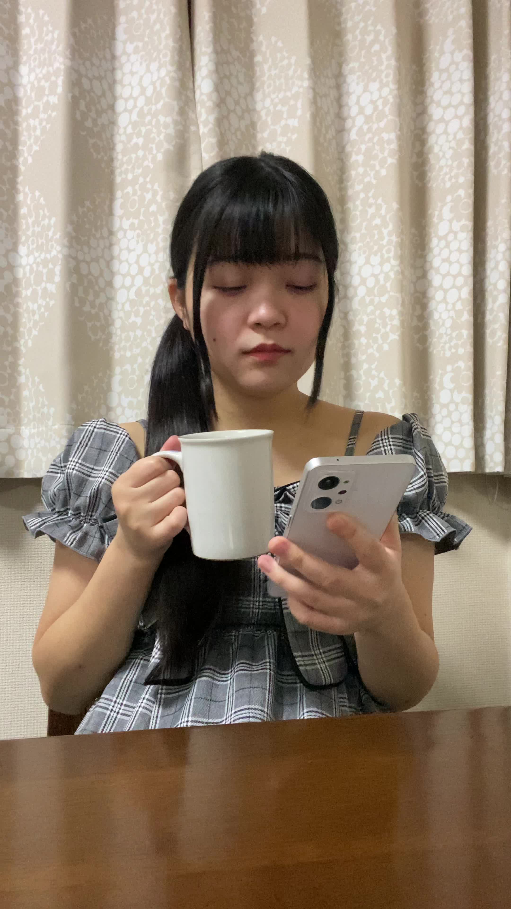 テーブルでドリンクを片手に、「次のセールに向けてリストを作る」集中した姿