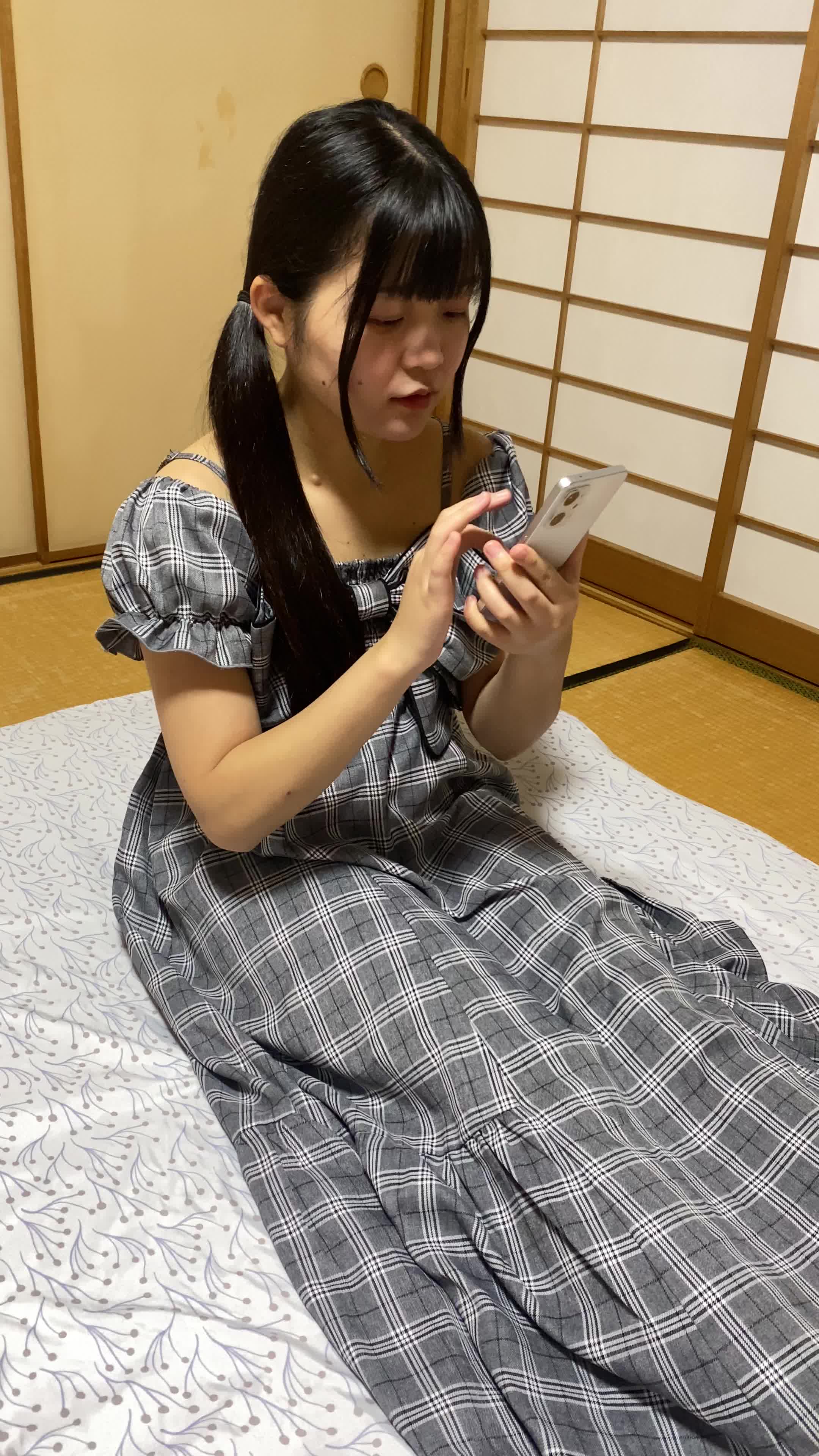 ベッドで脚を伸ばし、「限定商品の在庫が残っているのを発見して喜ぶ」様子