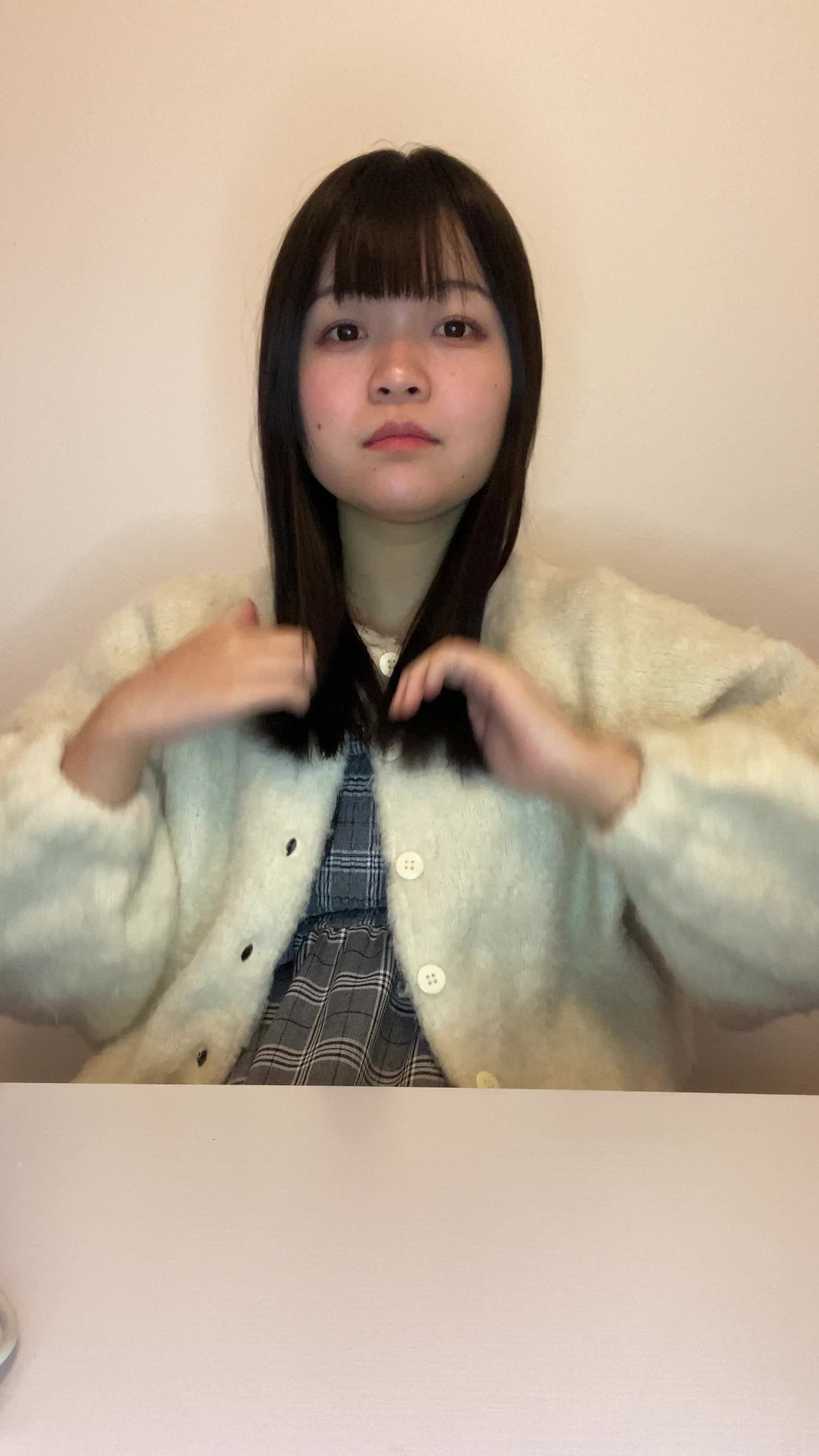 椅子に浅く腰掛け、「これで大丈夫だろうか」と自問自答する真剣な表情