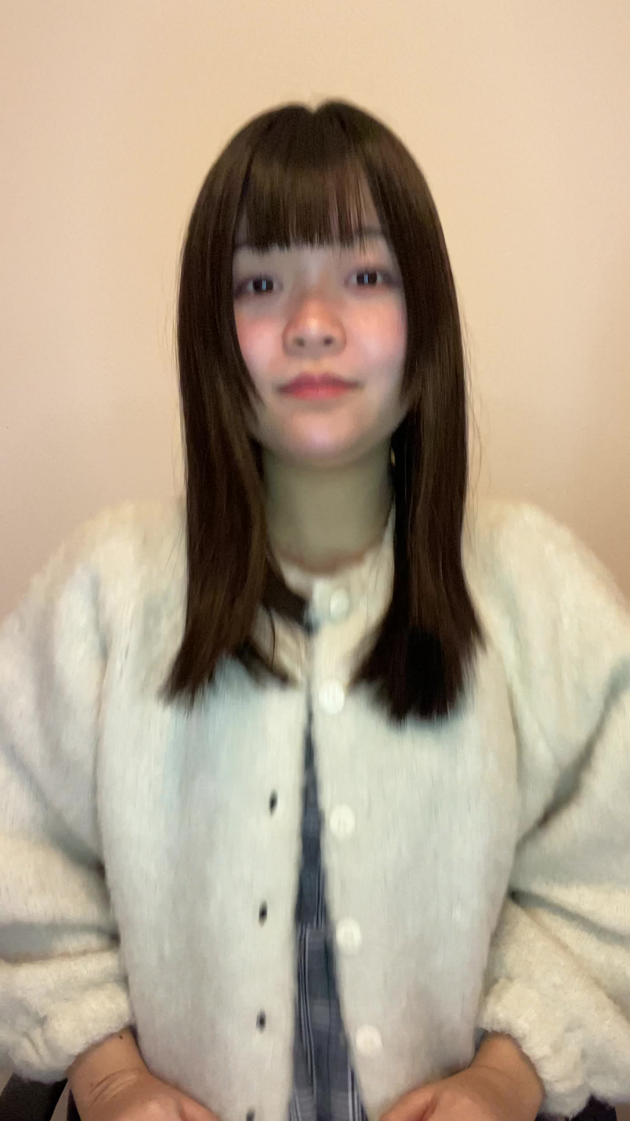 椅子から立ち上がり、「匂いの変化を自分で確かめて微笑む」動作