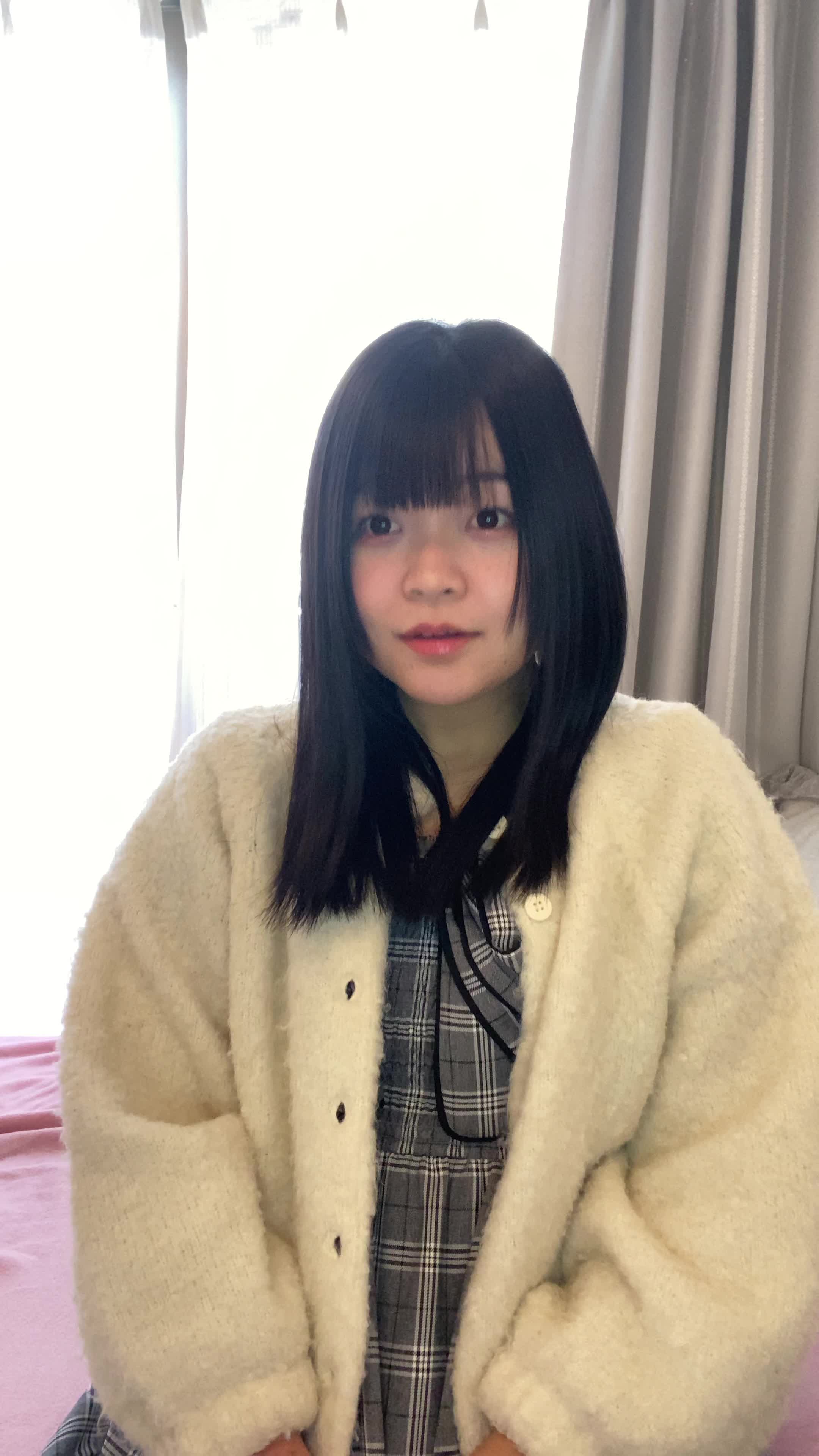 ソファで友達と話しながら、「自分の匂いに気を遣っている」様子をさりげなく見せる仕草