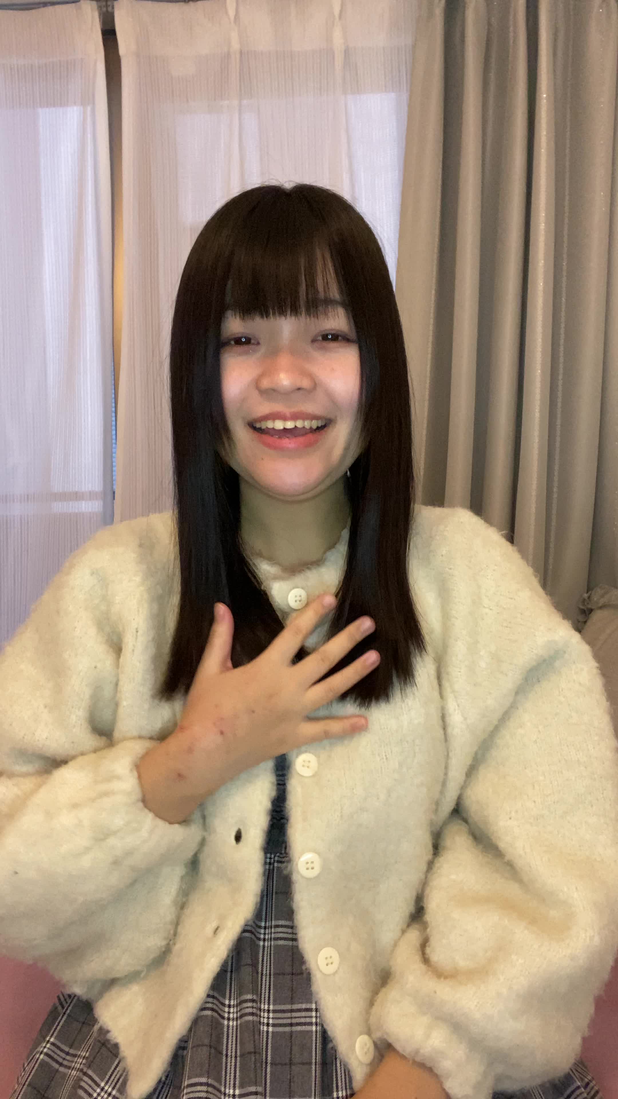 ソファでリラックスしながら、「これで安心して外出できる！」とホッとする表情