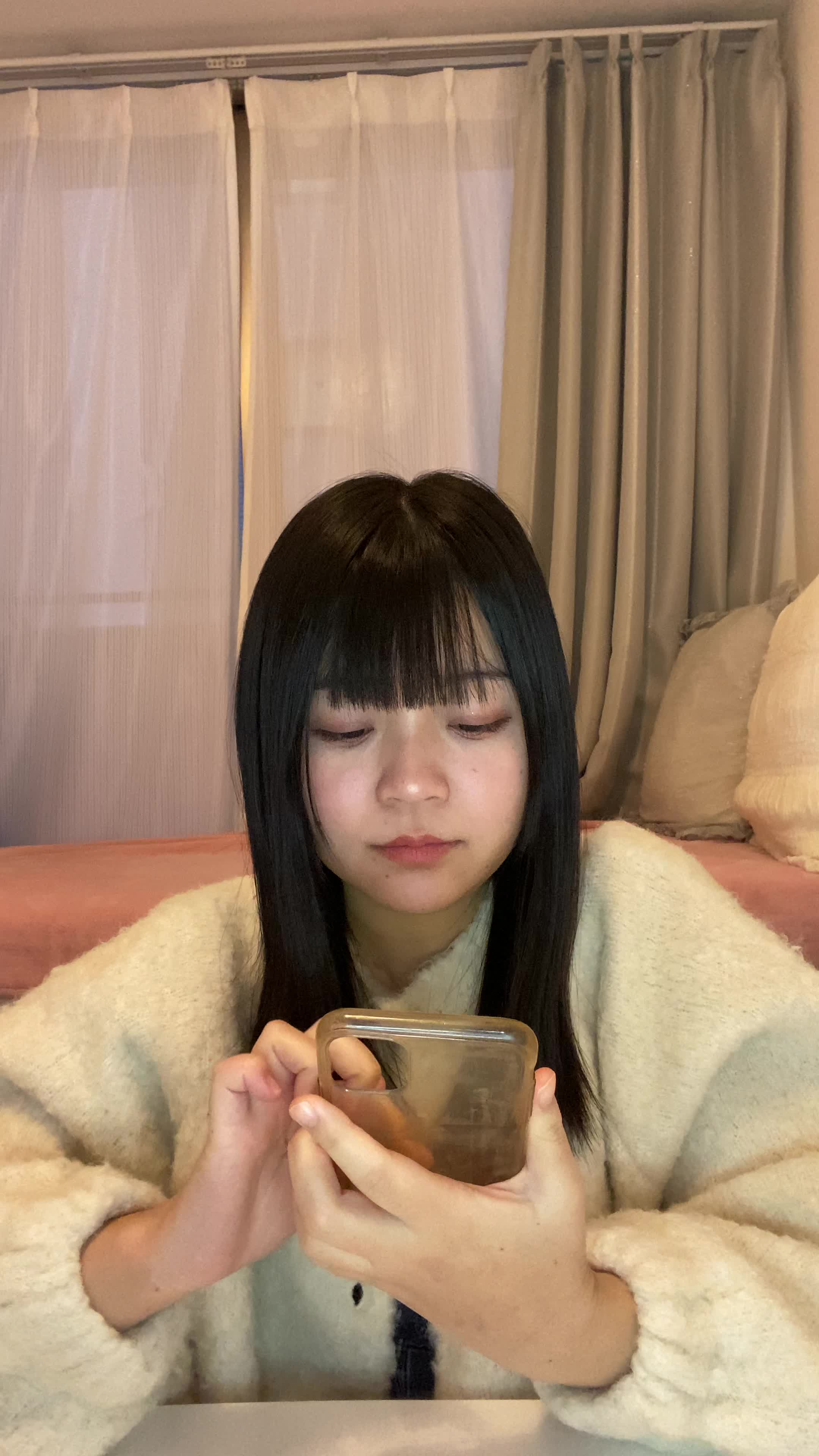 テーブルでスマホを操作しながら、「体臭ケアのおすすめ商品を調べる」集中した様子