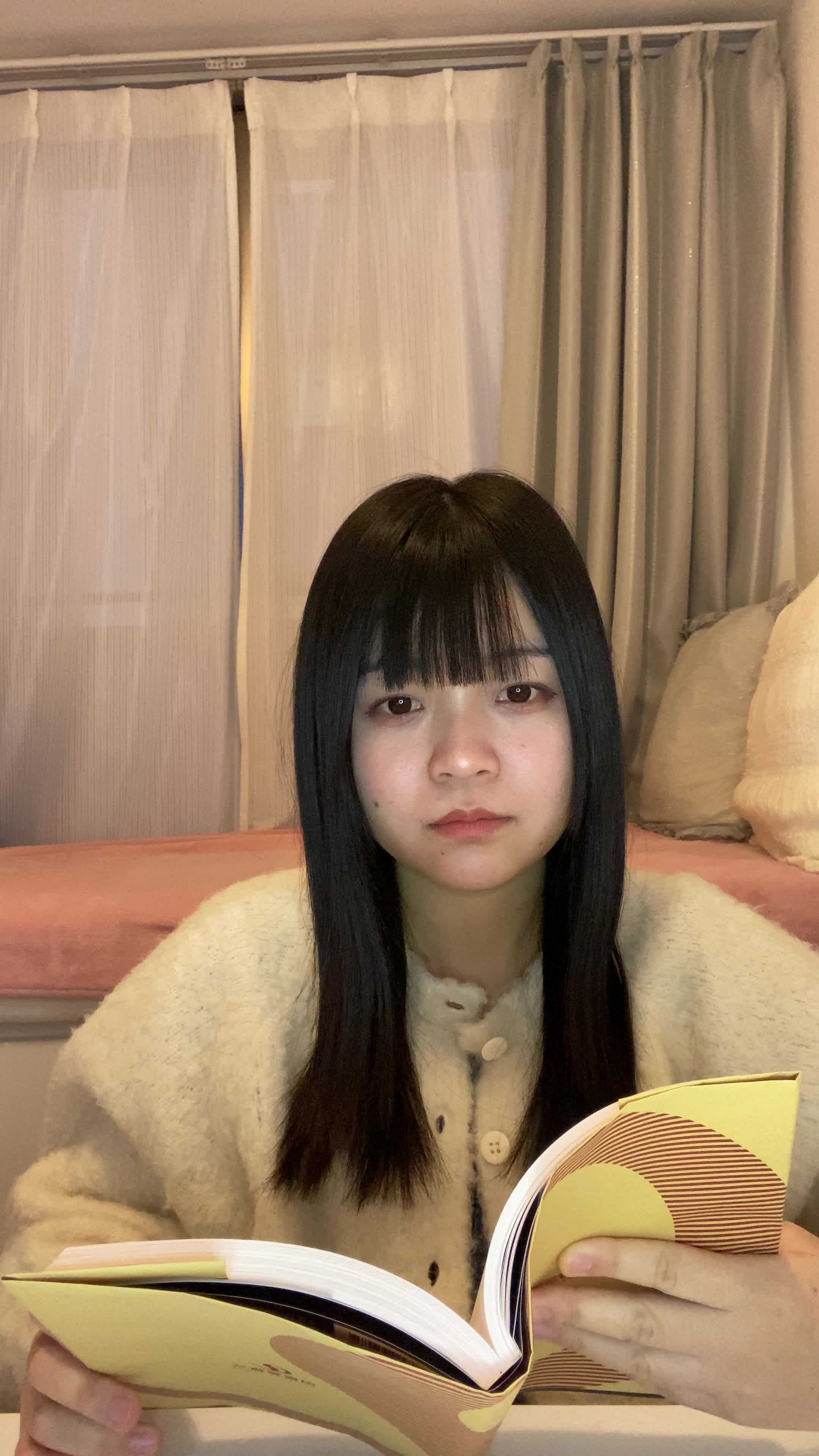 テーブルで商品カタログを広げ、「これが良さそう」と選択肢を絞る真剣な表情