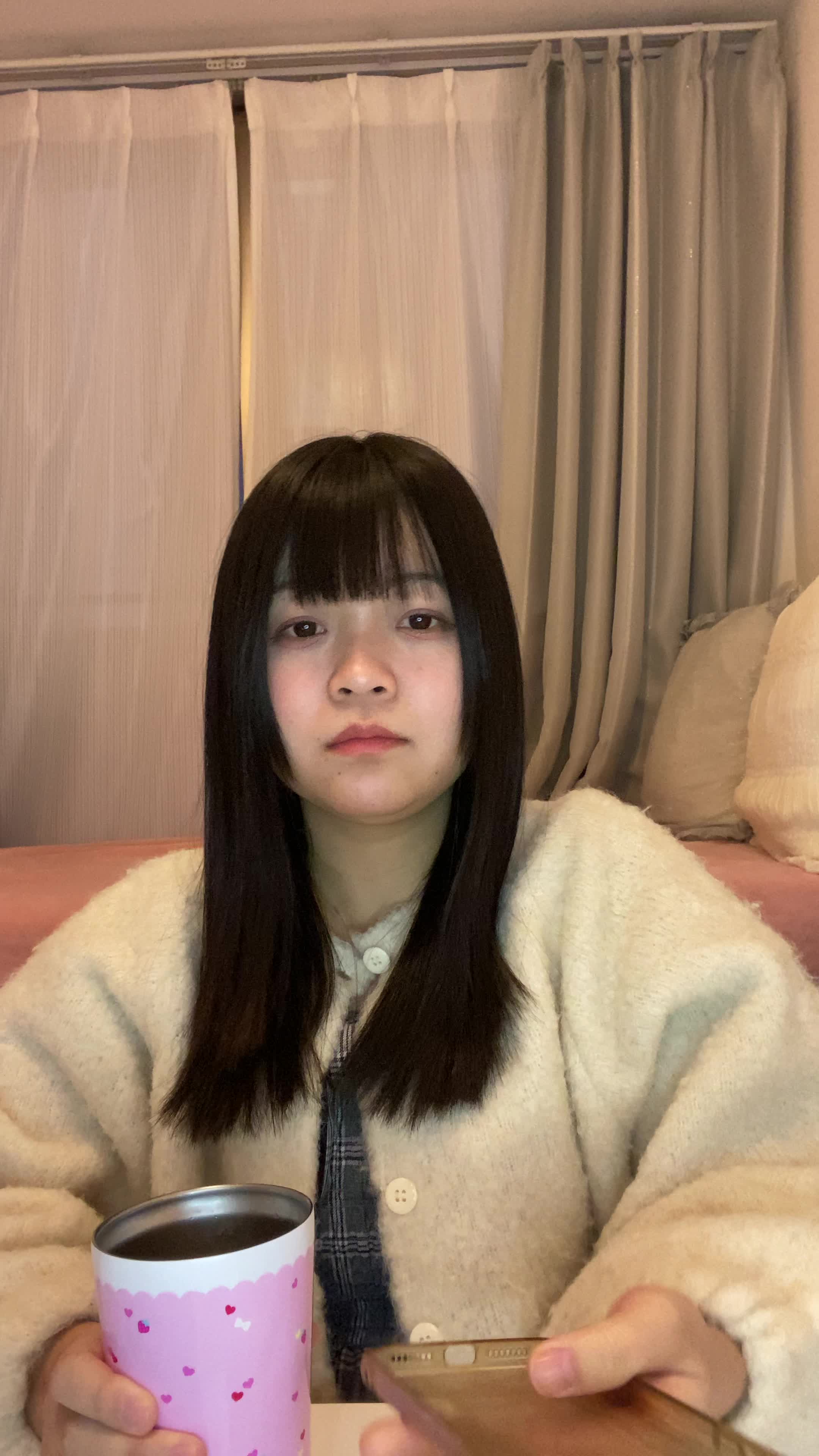 テーブルで水を飲みながら、「次の体臭ケアアイテムを選ぶ」リラックスした表情