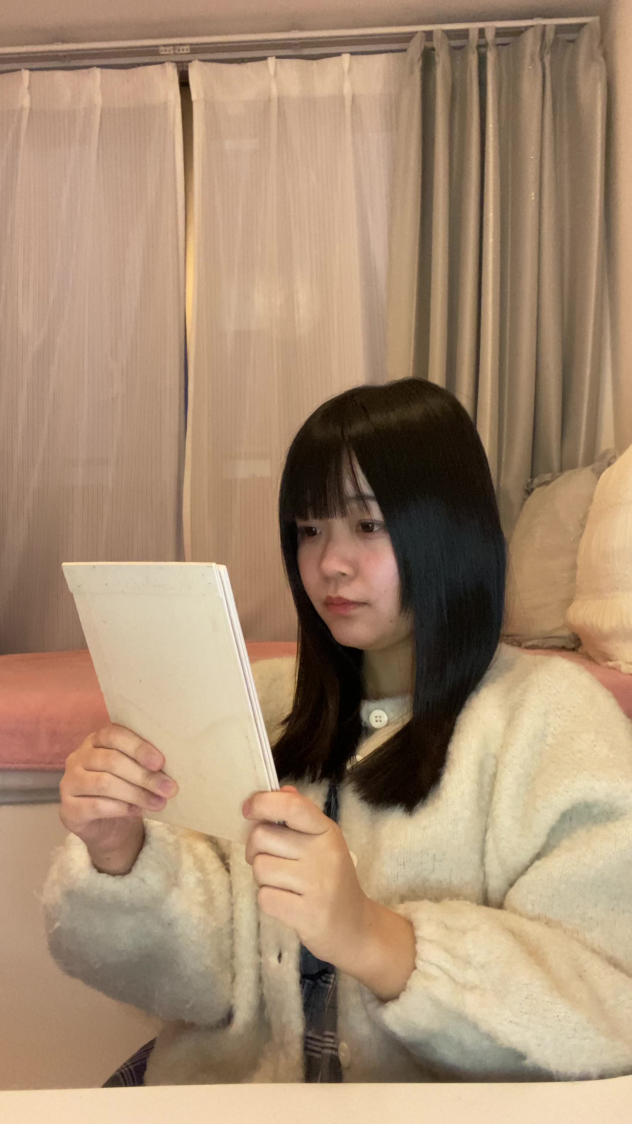 テーブルで鏡を見ながら、「体臭ケア後の自分に自信を持つ」満足げな表情