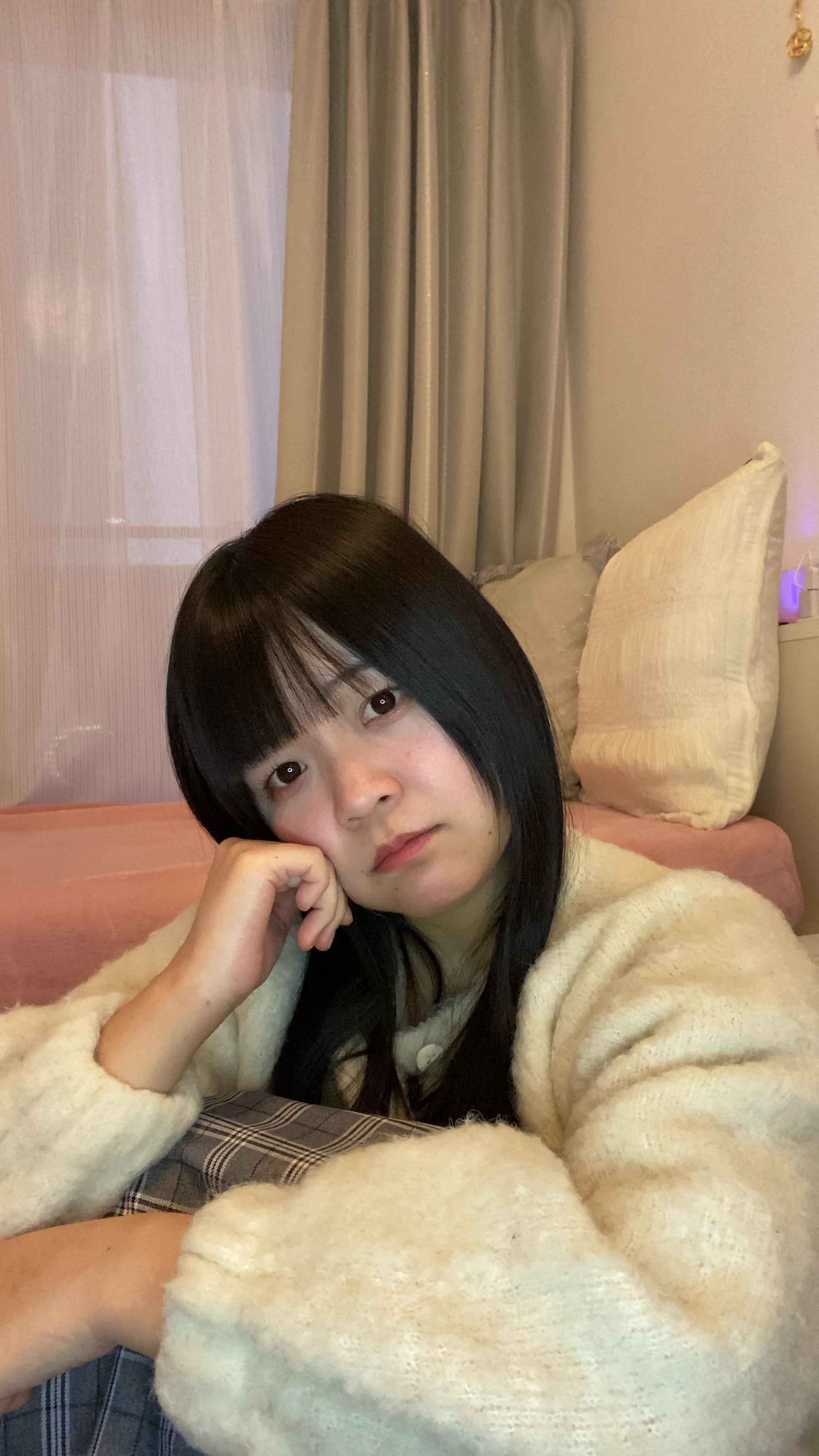 床で膝を抱え、「これが本当に効くのかな」と悩む様子