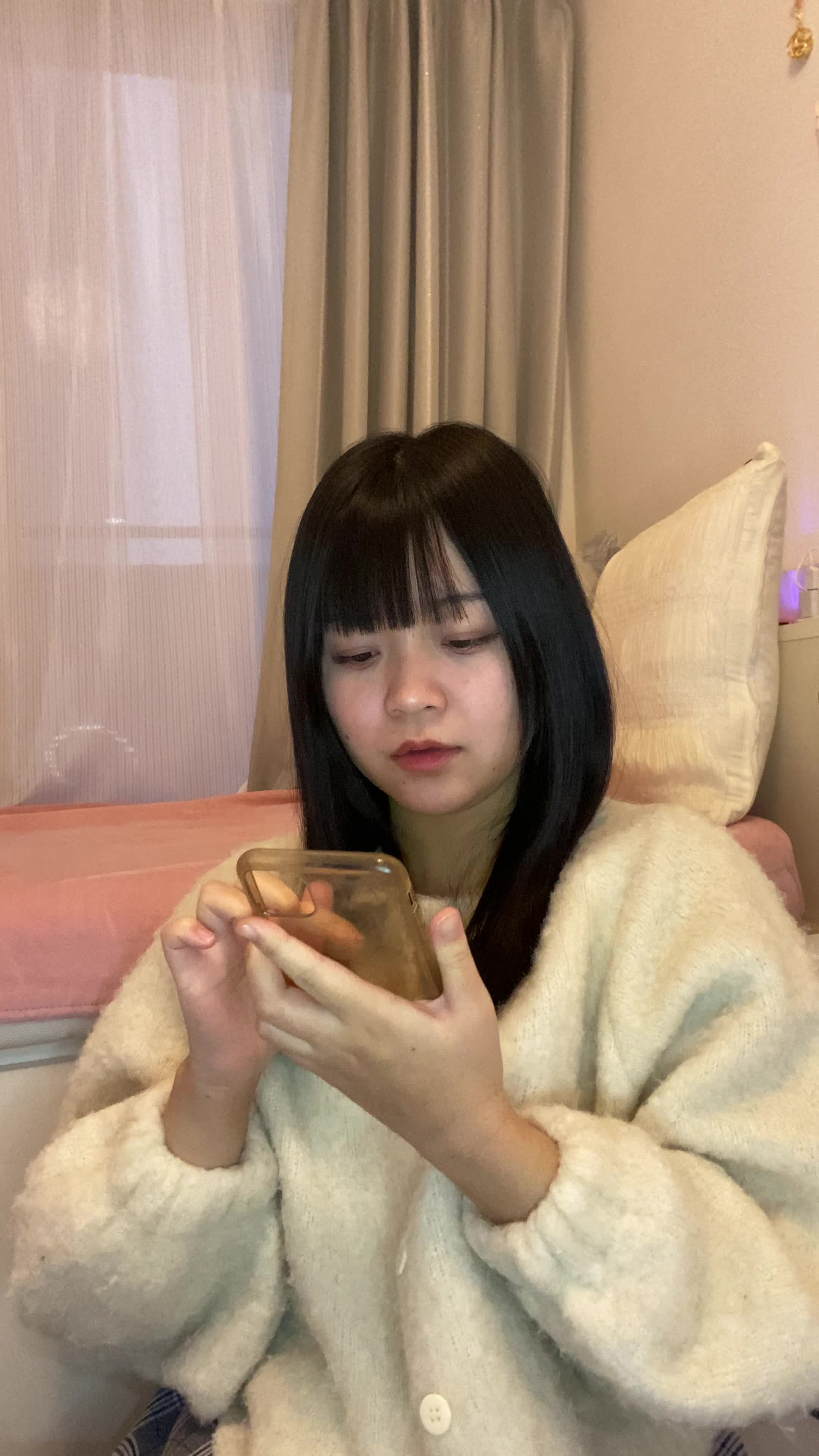 床でスマホを持ちながら、「これを使えば変わるかも！」と期待する動作