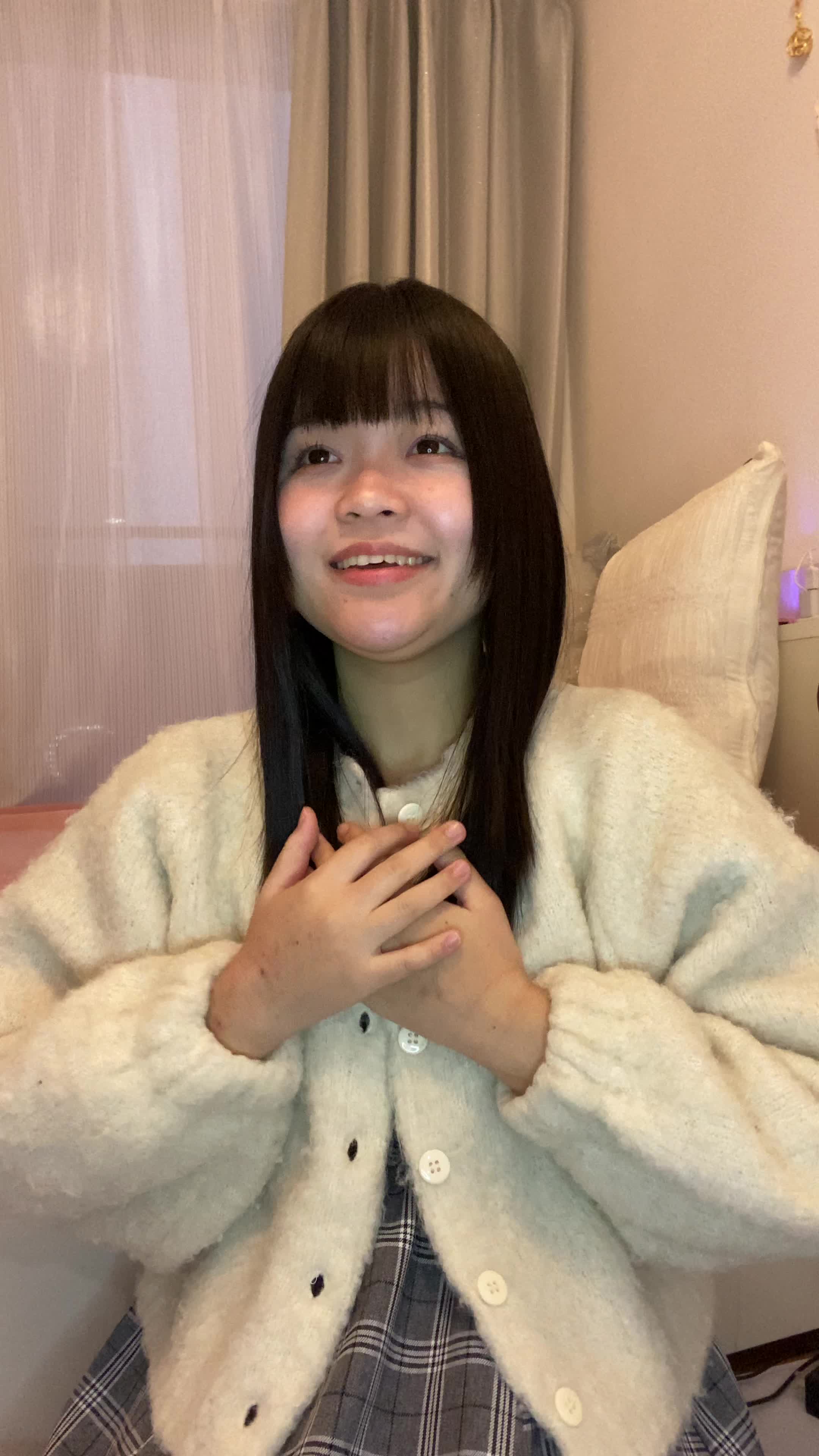 床で膝を立てて座り、「体臭が気にならない生活がどんな感じか想像する」微笑む姿