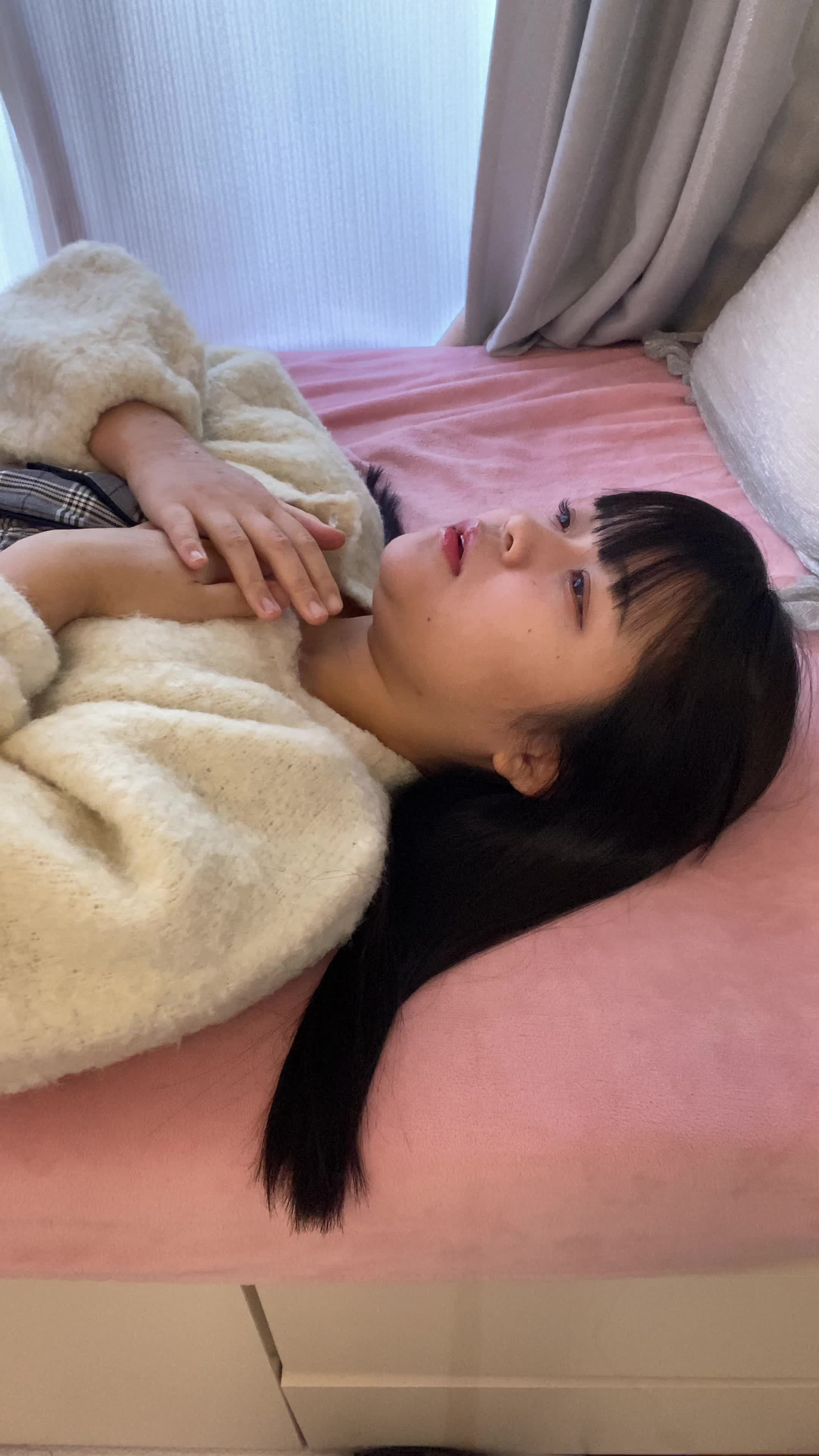 ベッドで横になり、「次の会議の前にどう対策しよう」と少し不安げな顔を見せる姿