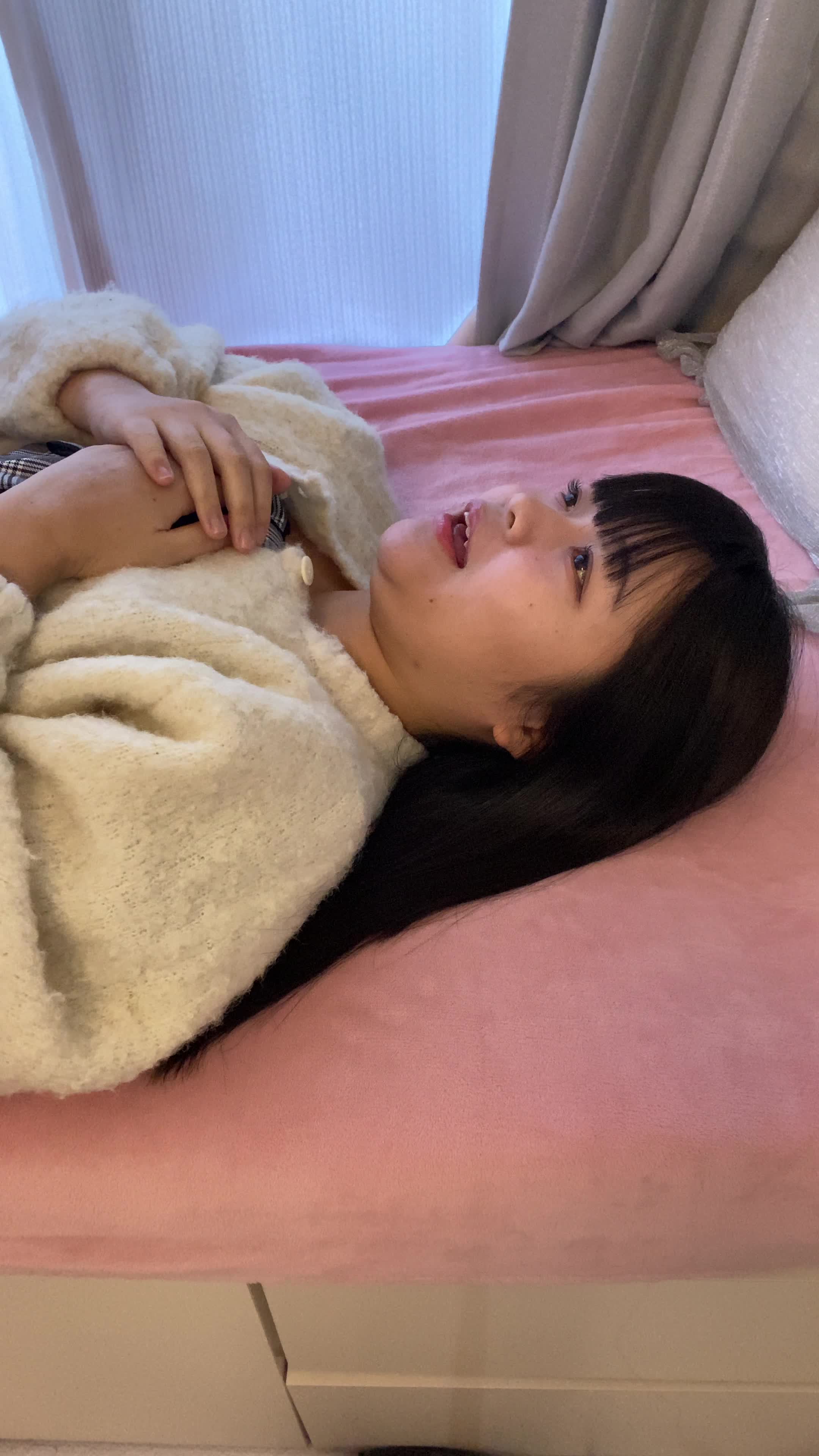 ベッドで横になりながら、「新しい自分に期待して胸を膨らませる」リラックスした笑顔