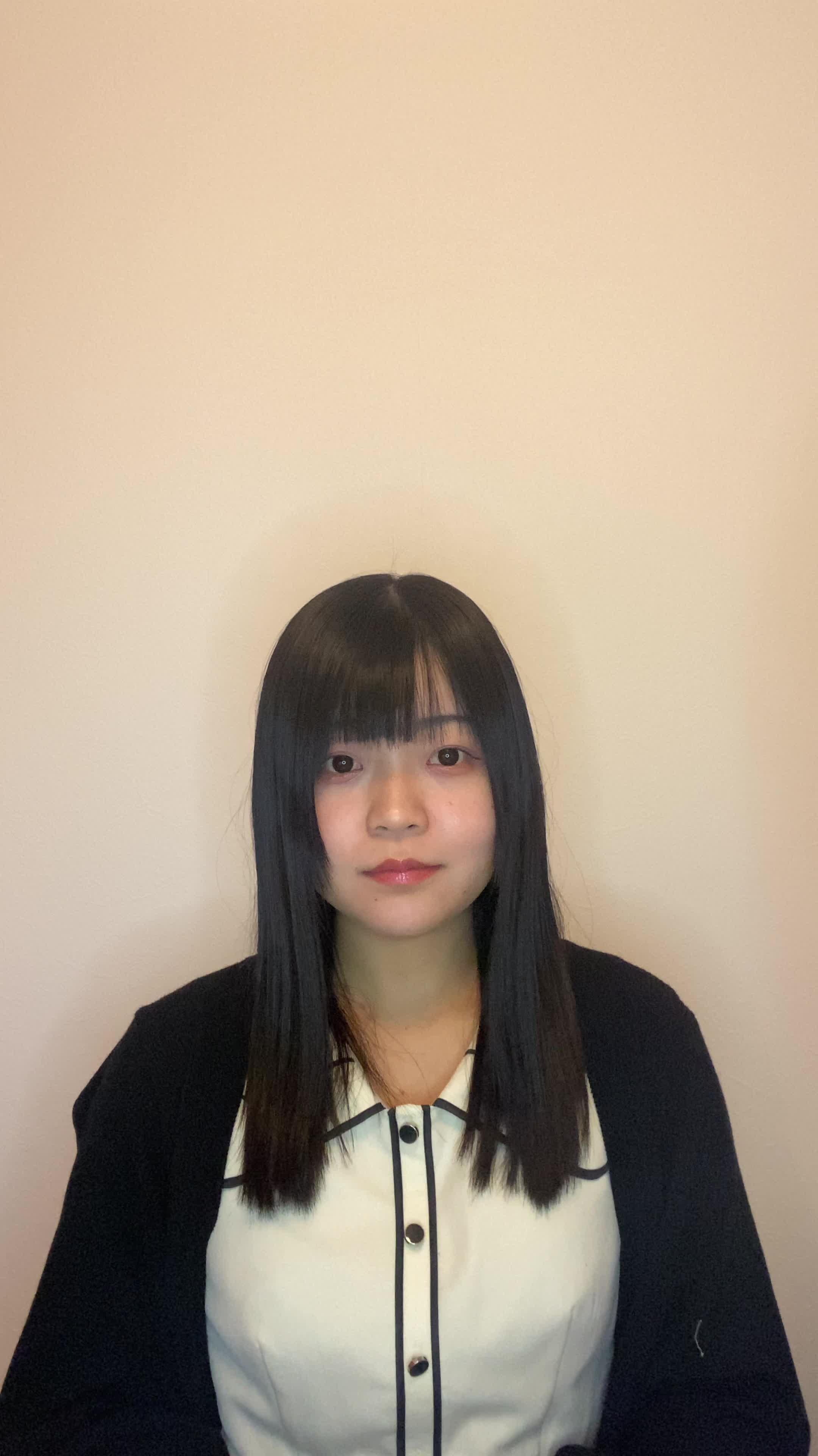 椅子から立ち上がり、「白髪がなくなったらどんな感じだろう」と自分を想像して微笑む動作