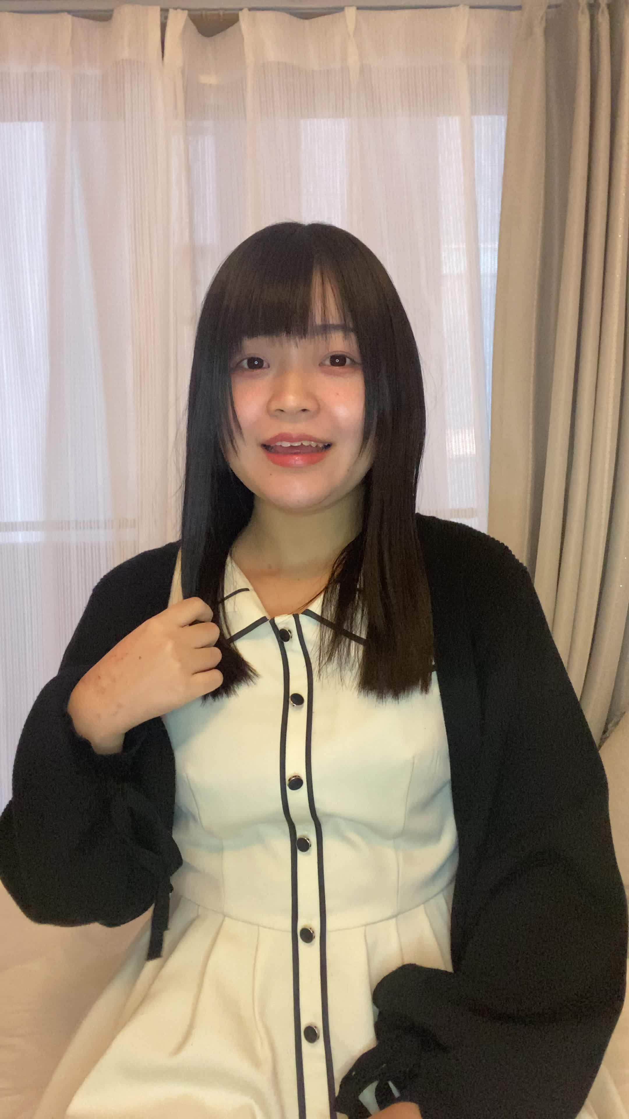 ソファでリラックスしながら、「白髪が減った自分を想像して微笑む」様子