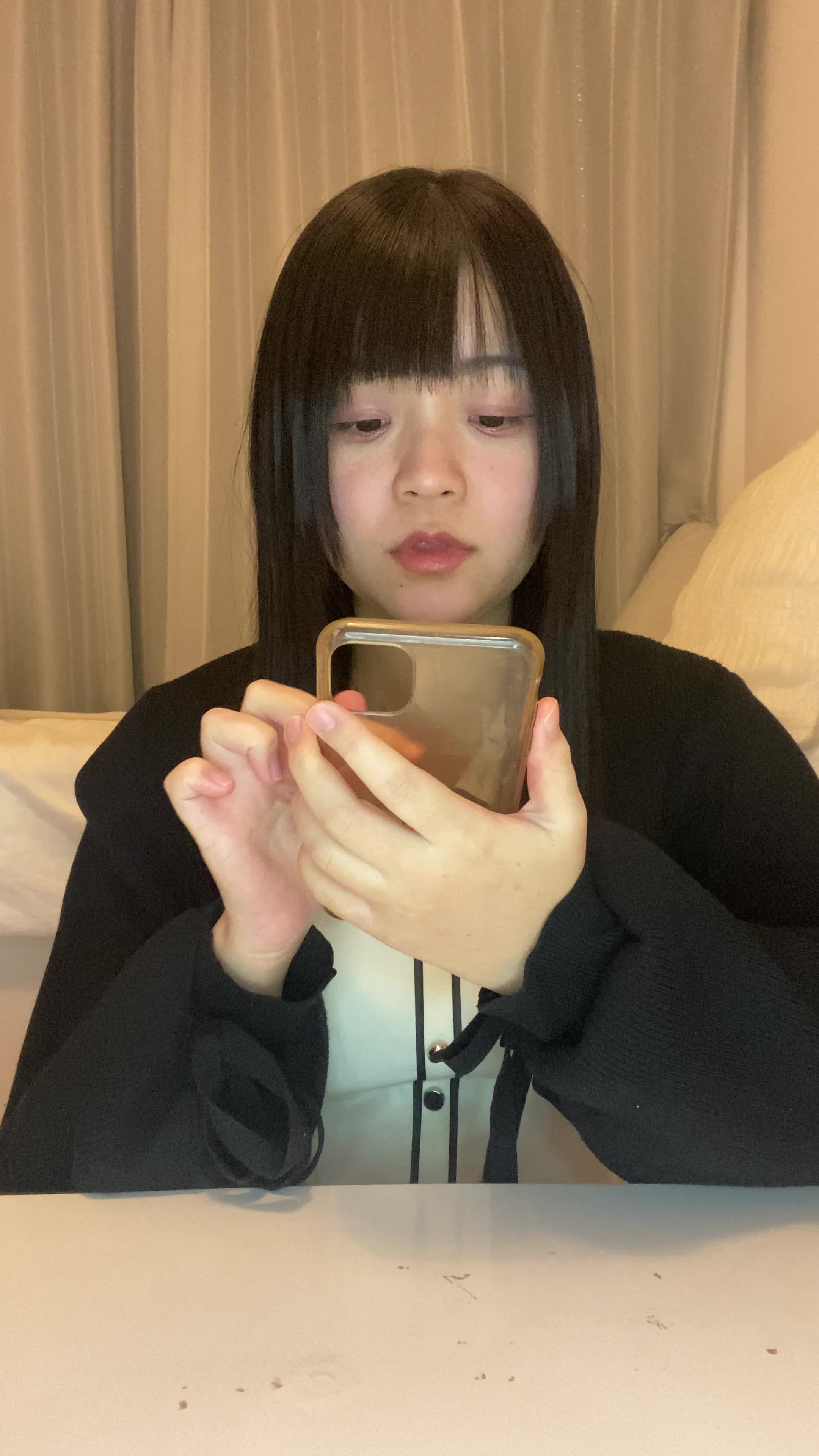 テーブルで髪のビフォーアフター写真を眺め、「これがゴールかも！」と笑顔になる動作