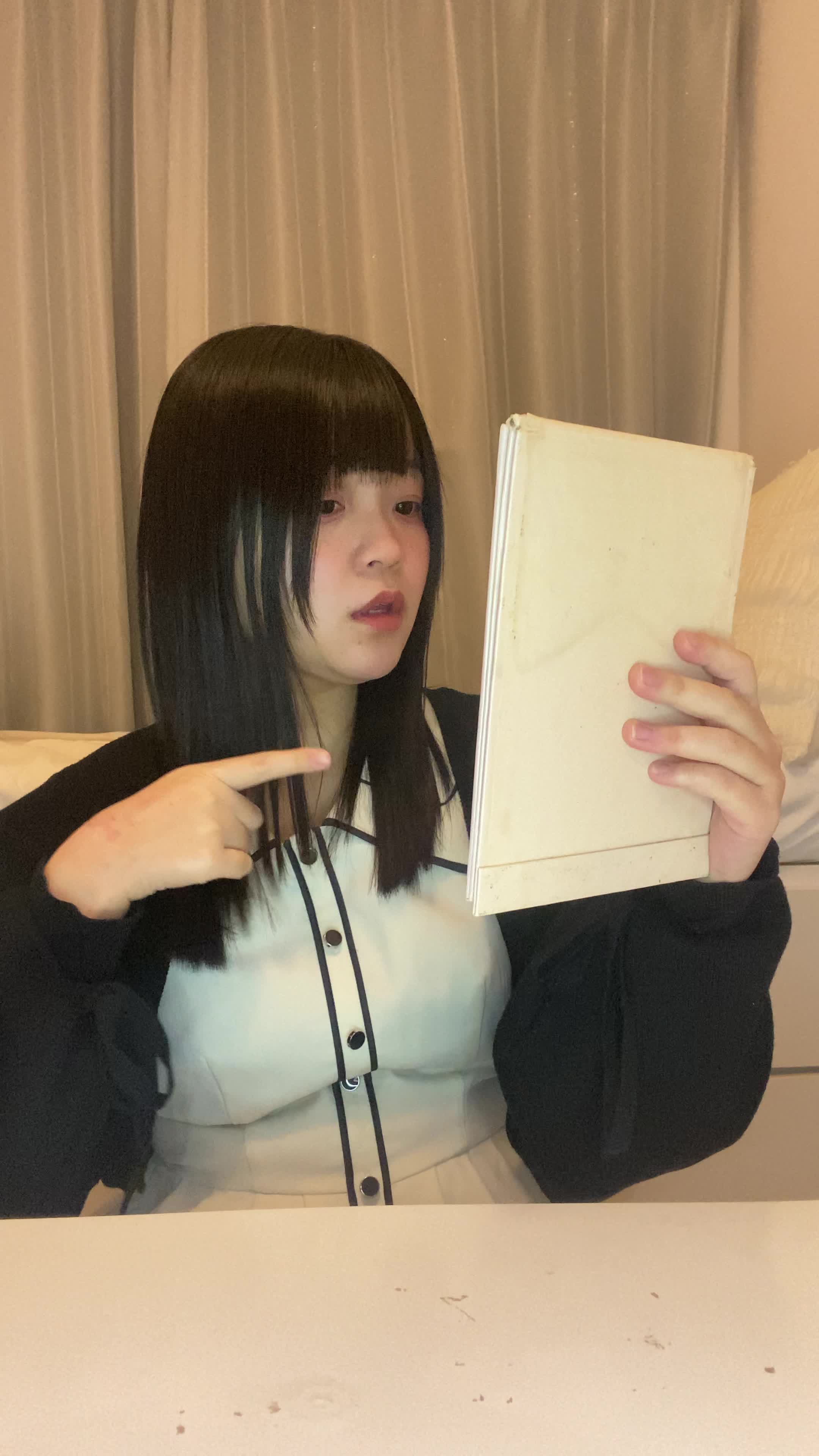 テーブルで鏡を手に取り、「白髪の変化をじっくり確認する」動作