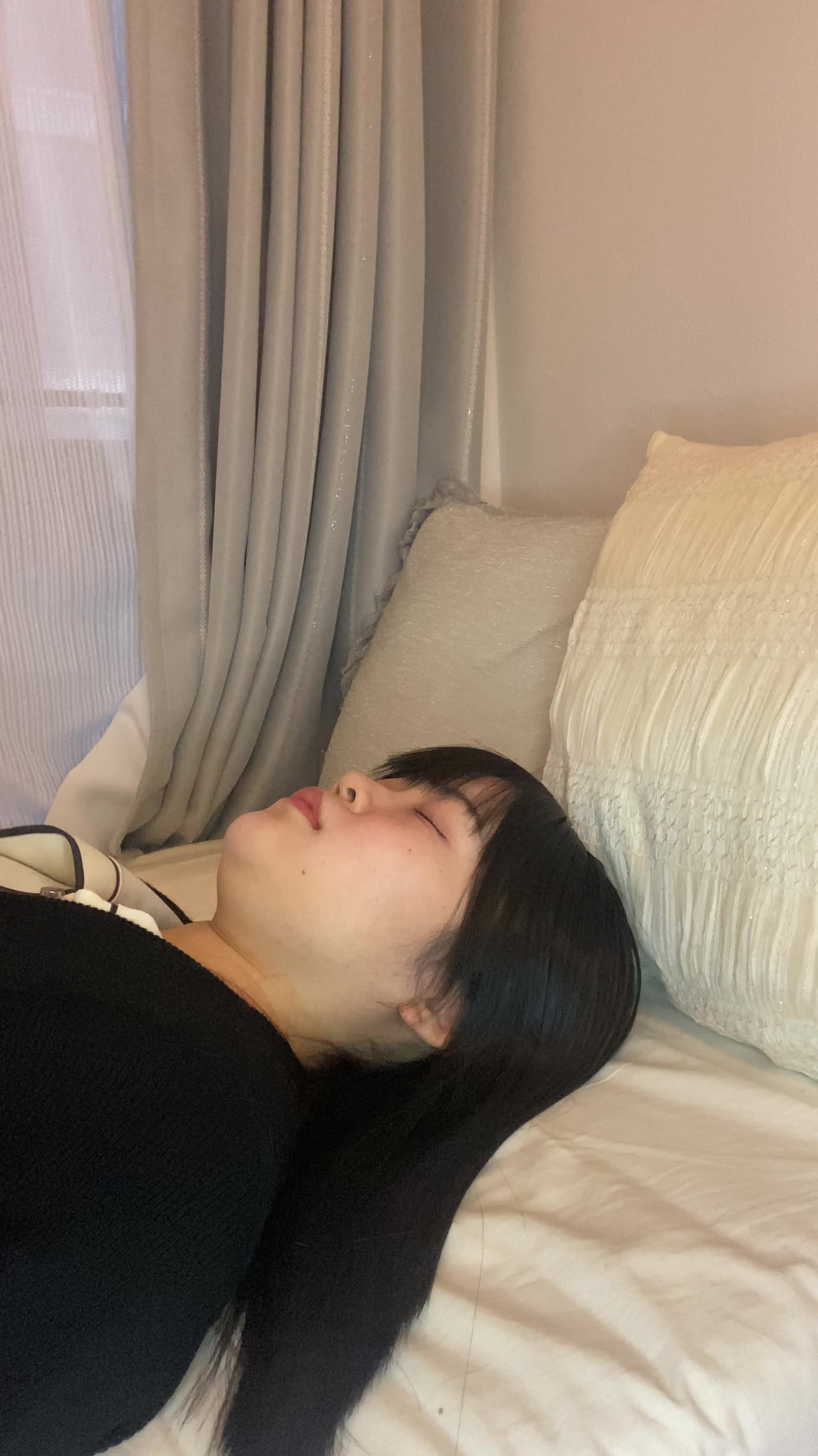 ベッドで横になり、「これ以上白髪が増えたらどうしよう」と不安そうに考える姿