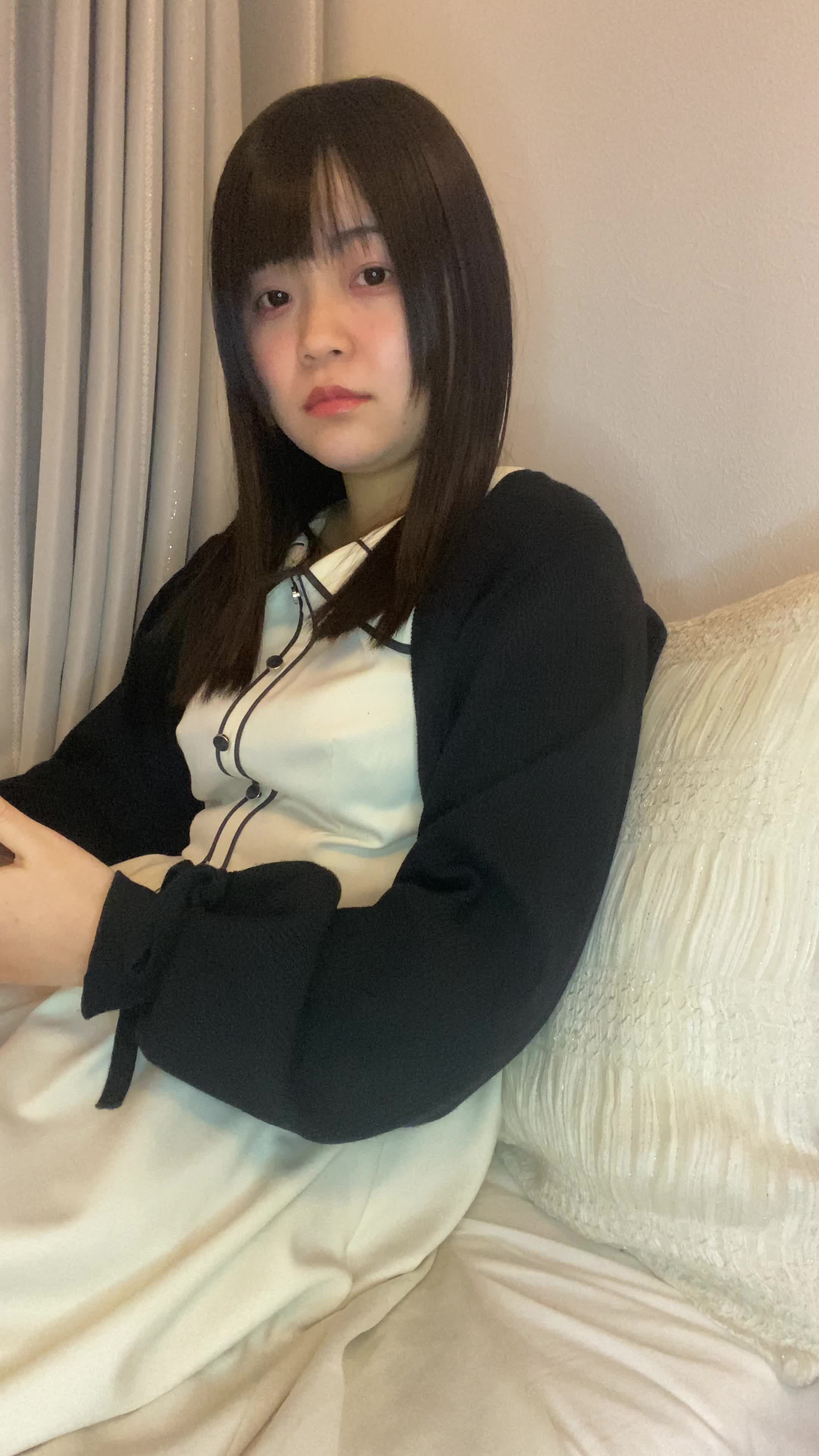 ベッドで脚を伸ばし、「次のケアで効果が出るかな？」とスマホで調べる様子