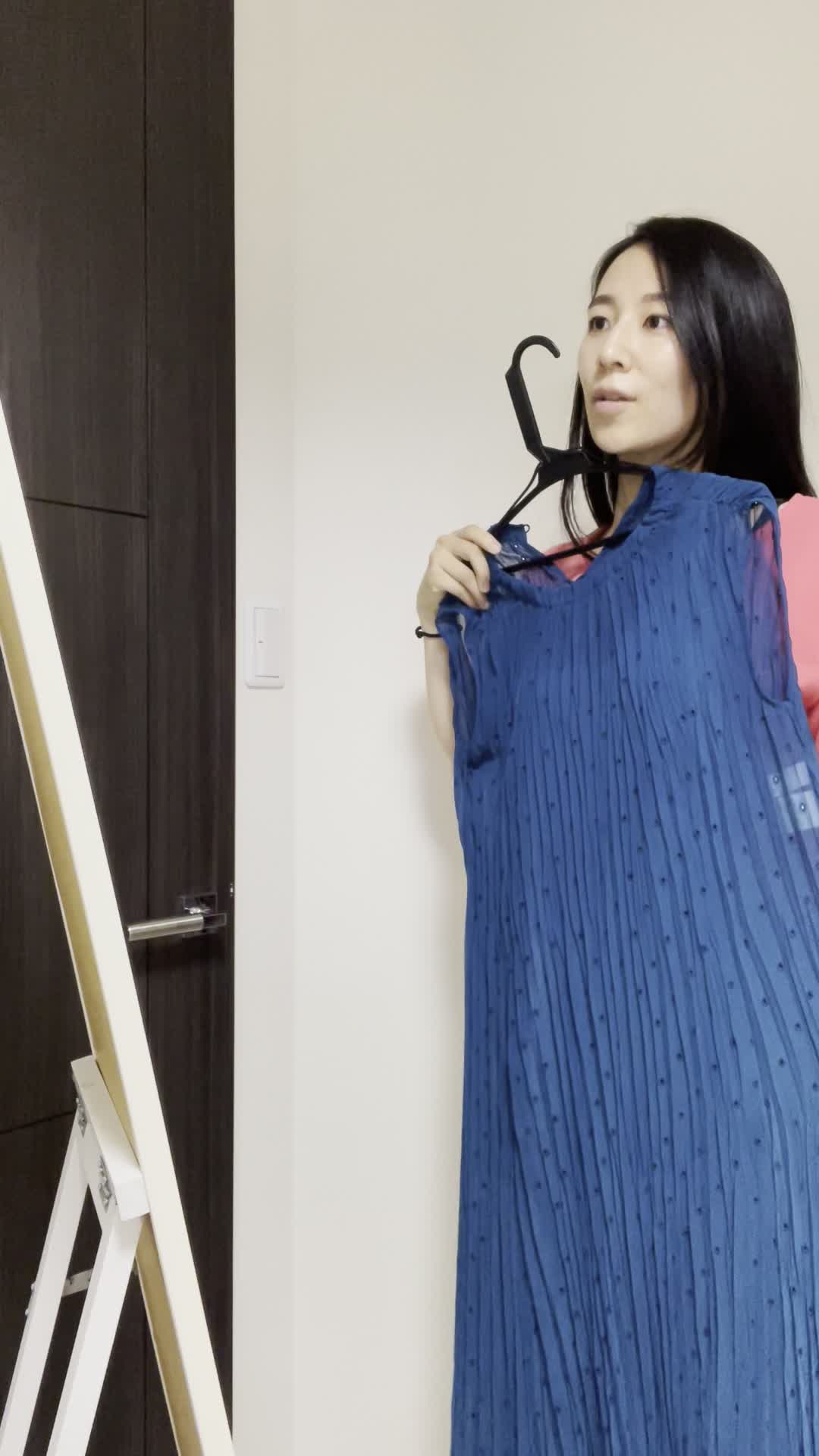 椅子から立ち上がり、全身鏡を見て「これで行こう」と決意する仕草