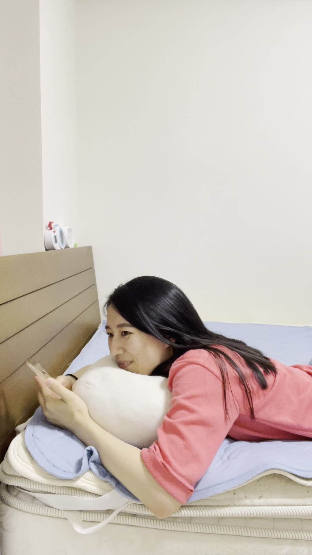 ベッドで枕に顔を埋め、「この人本当に素敵」と独り占めするような仕草