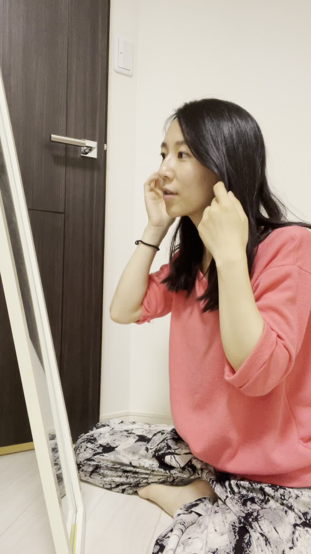 床に座り込み、鏡越しに髪を整えながら「いい印象を残したい」と期待する表情