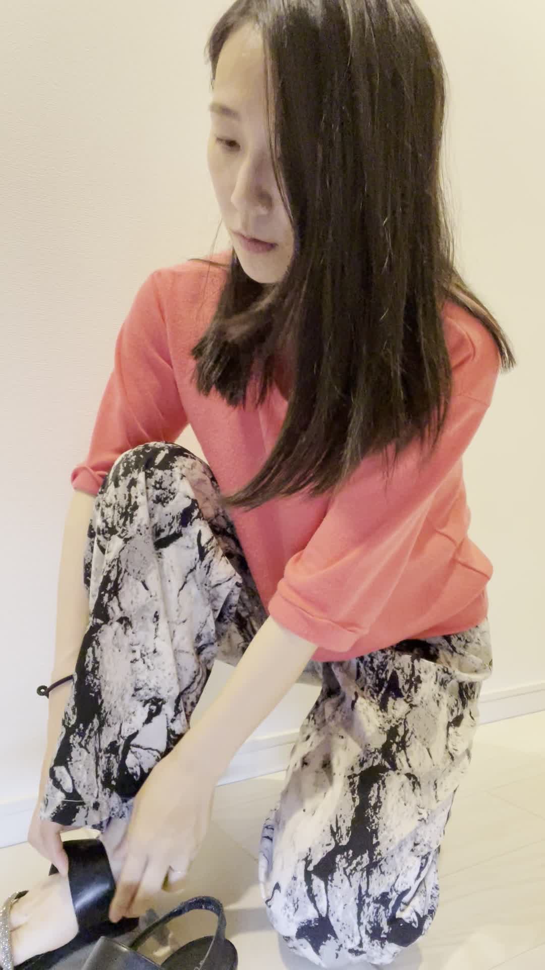 床で靴を履きながら、「時間に遅れないようにしなきゃ」と気を引き締める表情