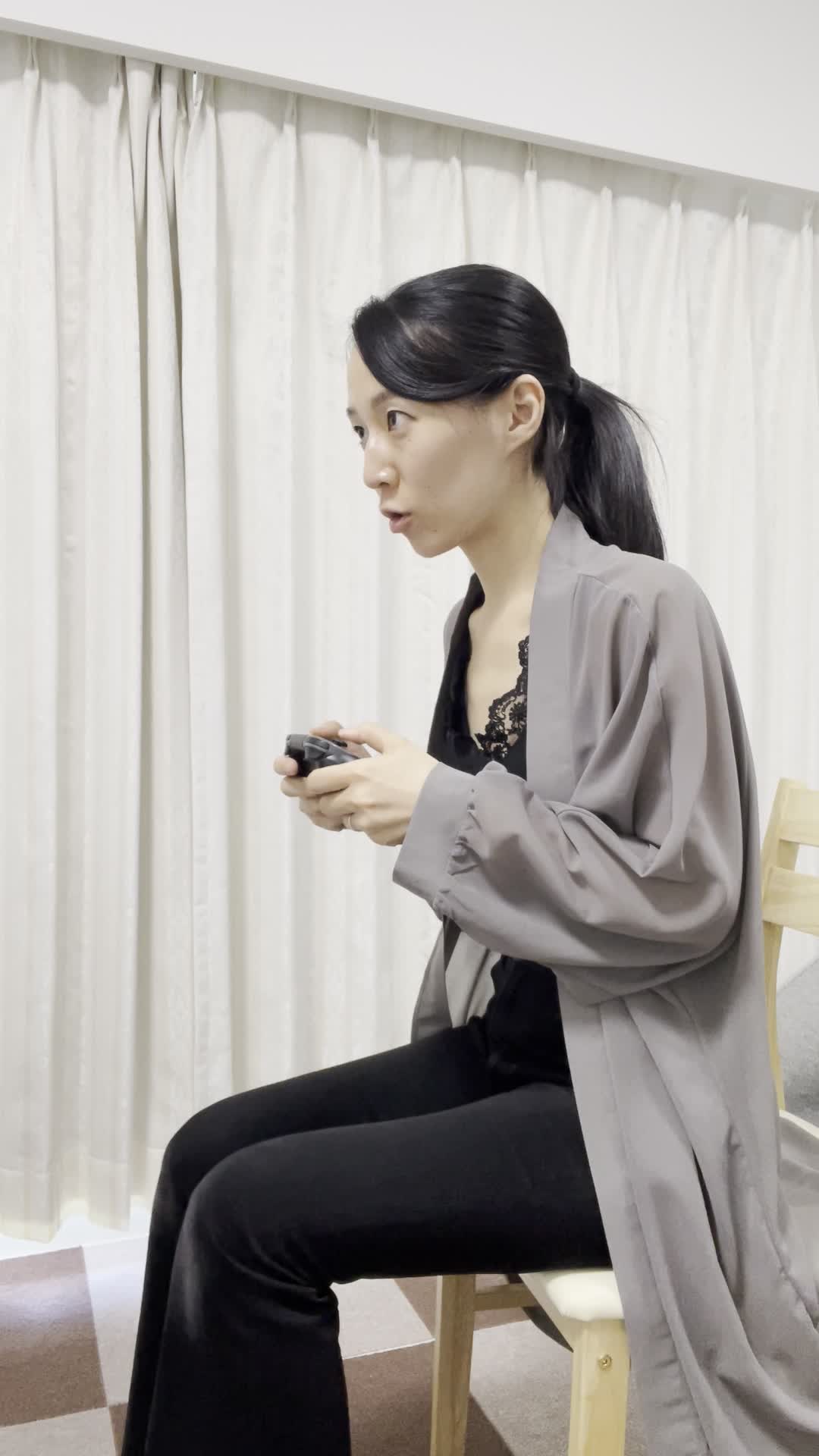 椅子に浅く腰掛け、画面に向かって「そこだ！」と指を指しながら身を乗り出す姿