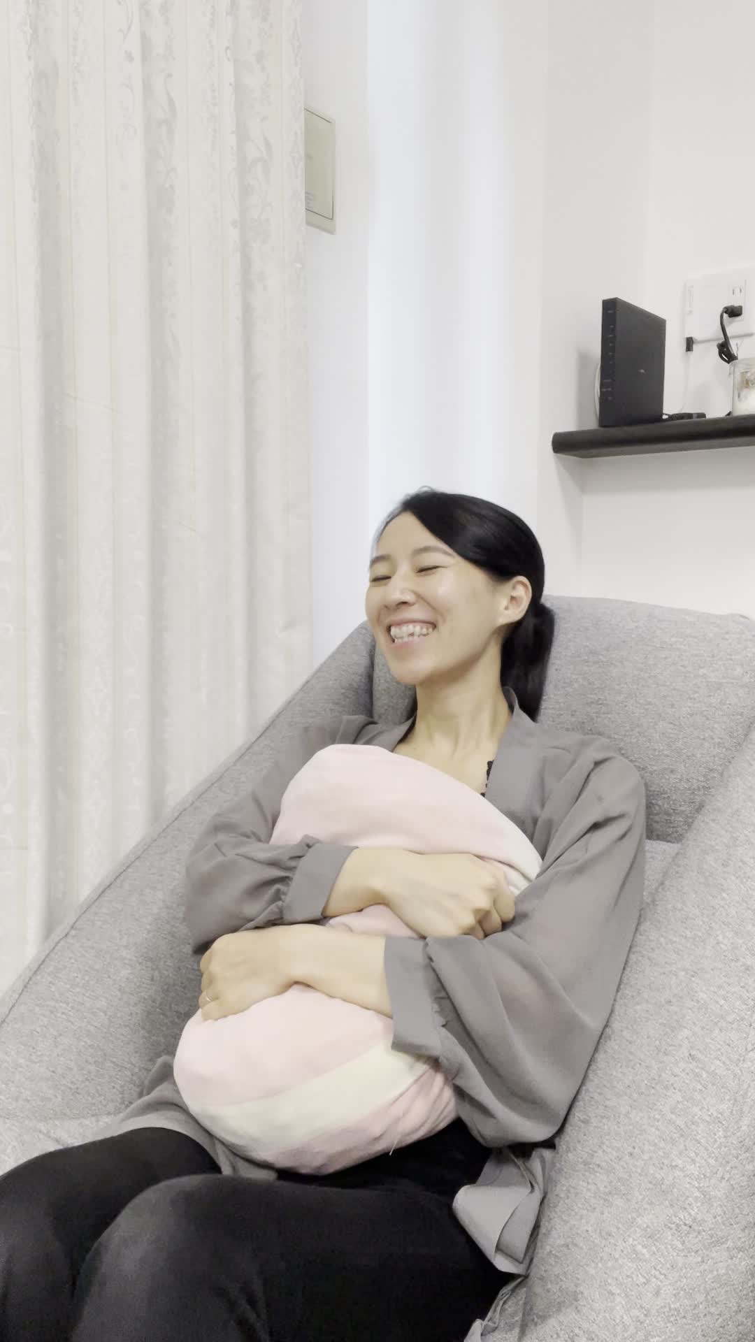 ソファでクッションを抱きしめ、「次のイベントが待ちきれない」と期待に胸を膨らませる様子