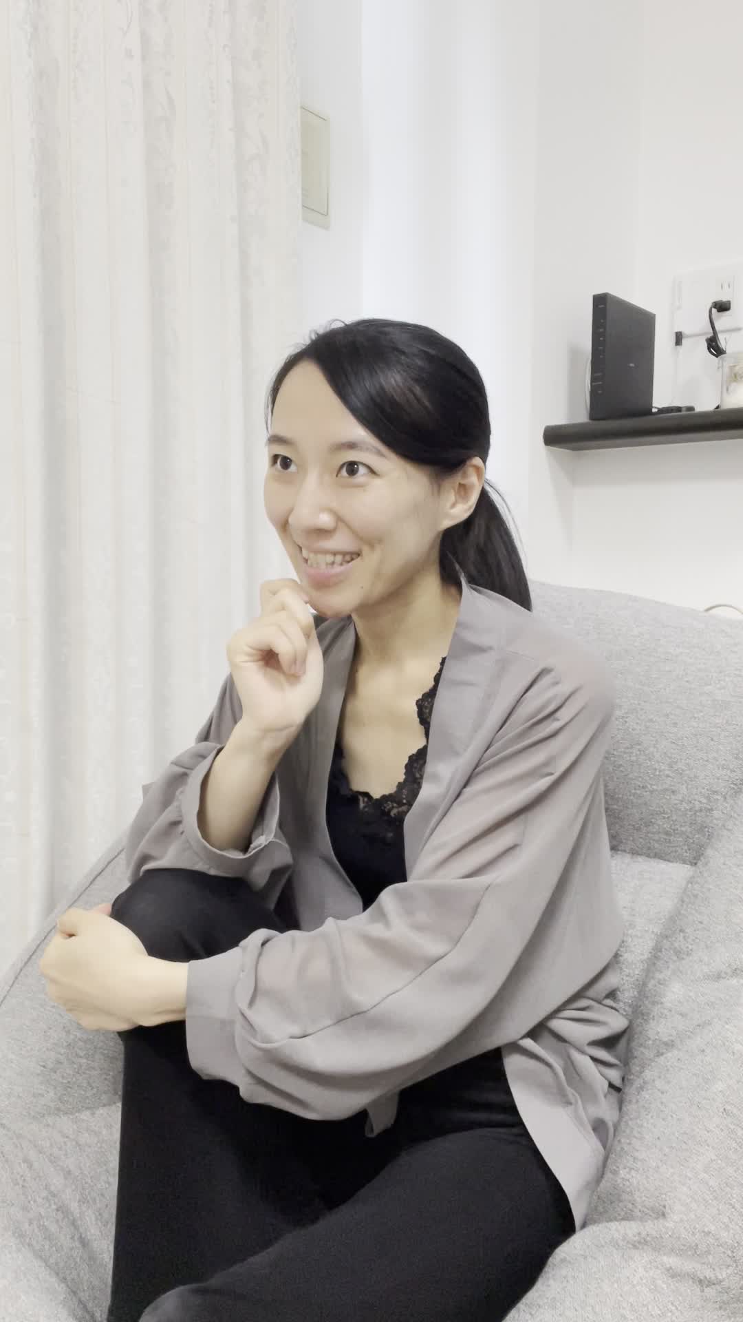 ソファで片膝を立て、「新しいゲームモードを試す」ワクワクした表情