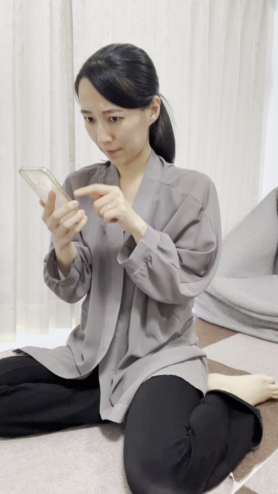 床に座り、仲間とのチャットを打ちながら「次の作戦を共有する」姿