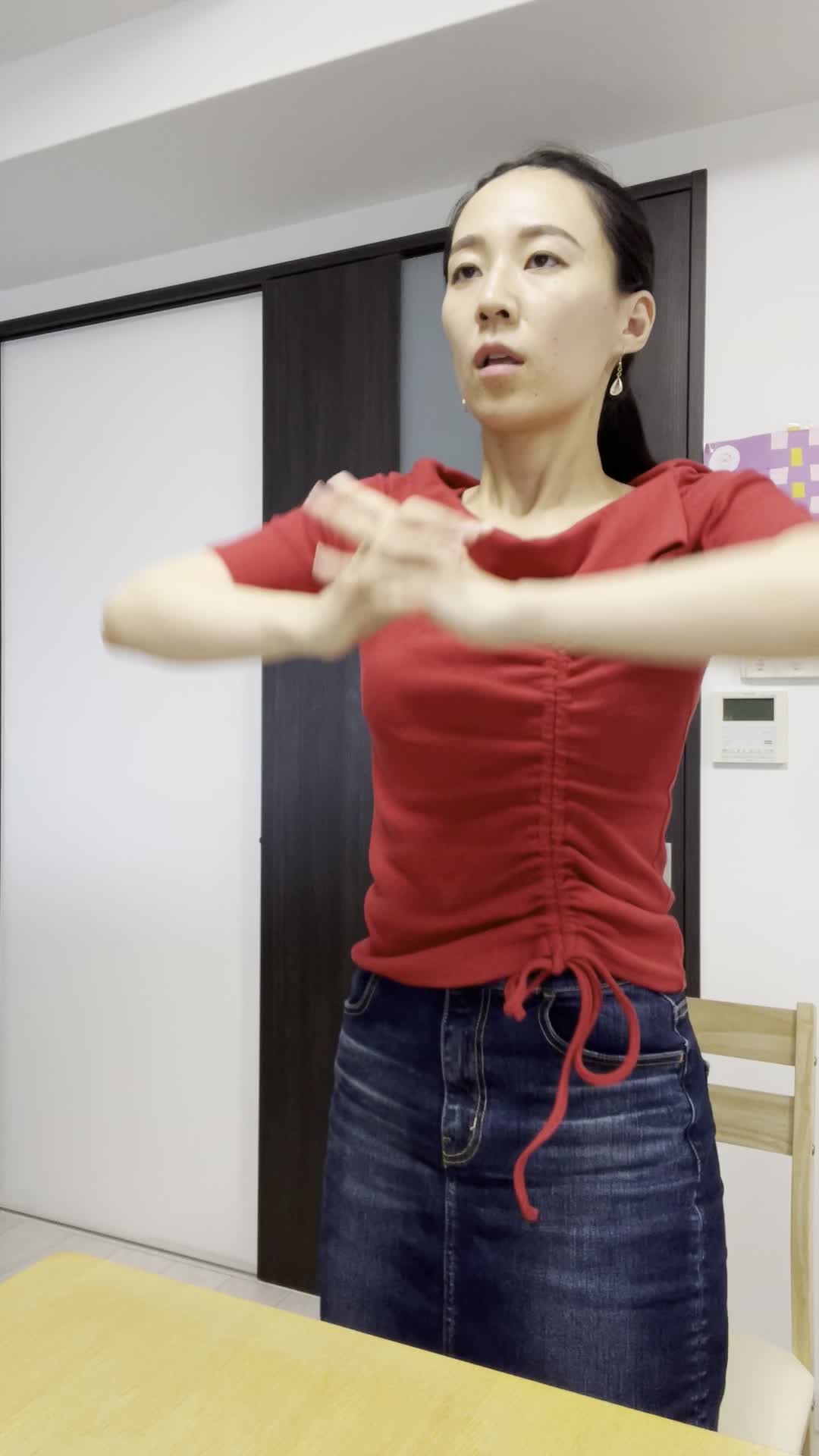 椅子から立ち上がり、手を軽く伸ばしながら「次の課題に進もう」と自信を持つ姿