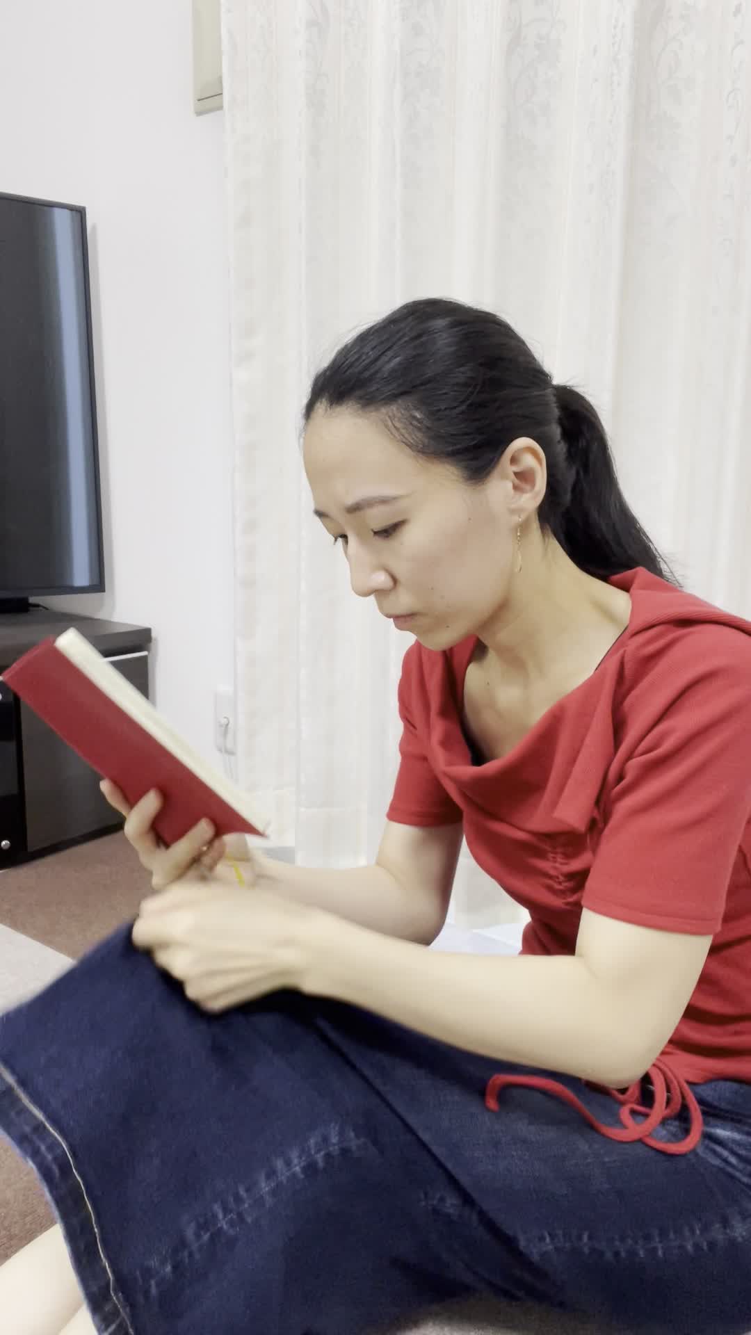 床でノートを見ながらブツブツと復唱し、時折頷く姿