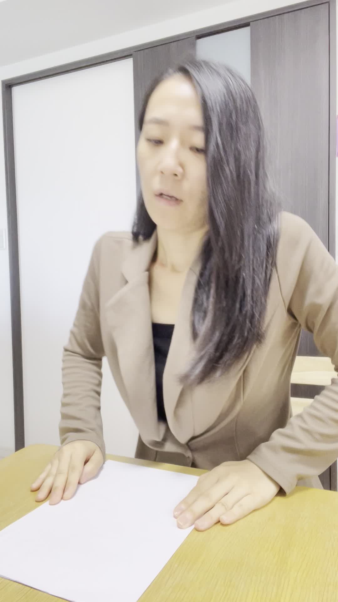 椅子に座り直して、「まずは相談してみよう」と決意の顔を見せる動作