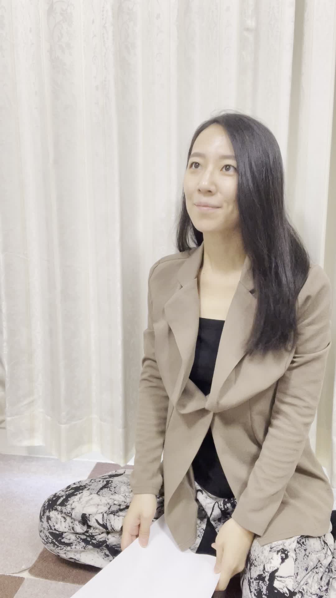 床に座り込み、「次のステップに進む準備をする」前向きな表情