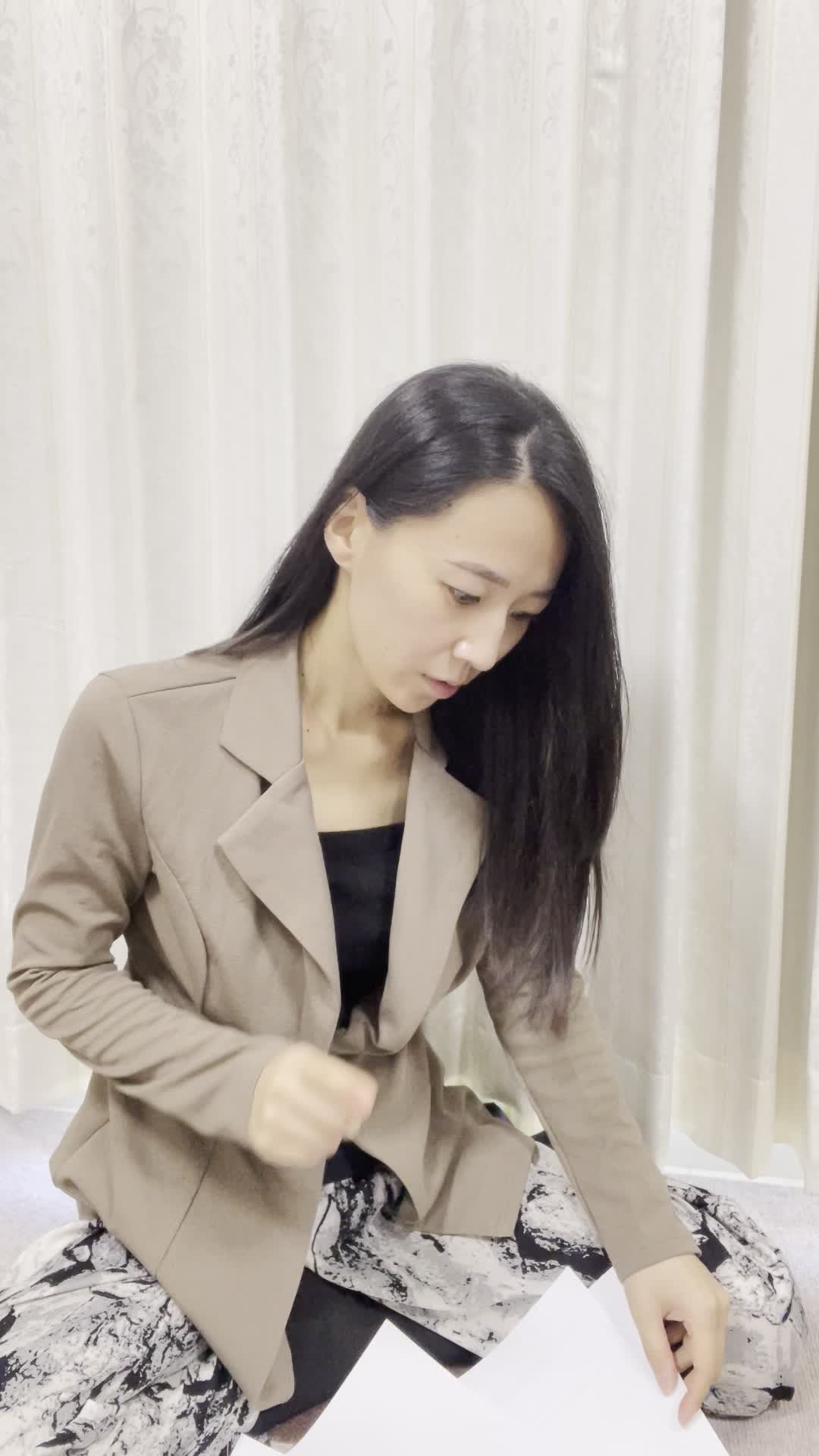 床に広げた資料を一つ一つ確認しながら、「これで問題解決だ」と納得する様子