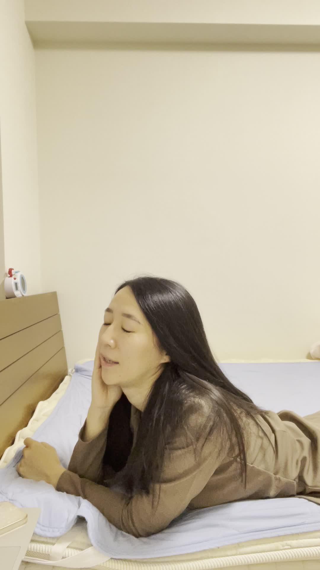 ベッドで横になり、「これで家族に安心して話せる」とホッとした様子