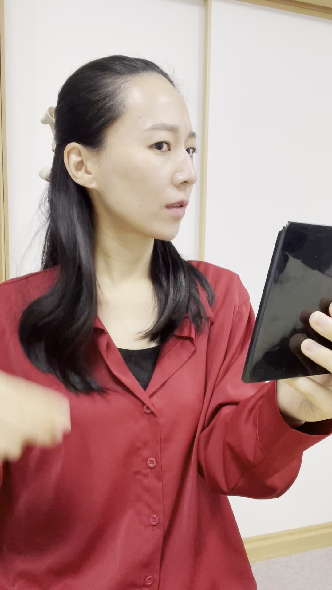 鏡の前で髪を触りながら、「この広がりをどうにかしたい」と悩む姿