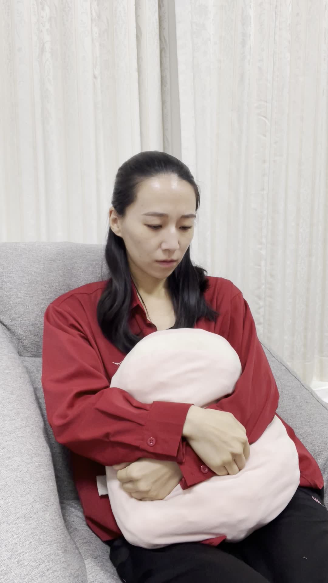 ソファでクッションを抱きながら、「髪が綺麗だったらもっと自信が持てるのに」と落ち込む様子