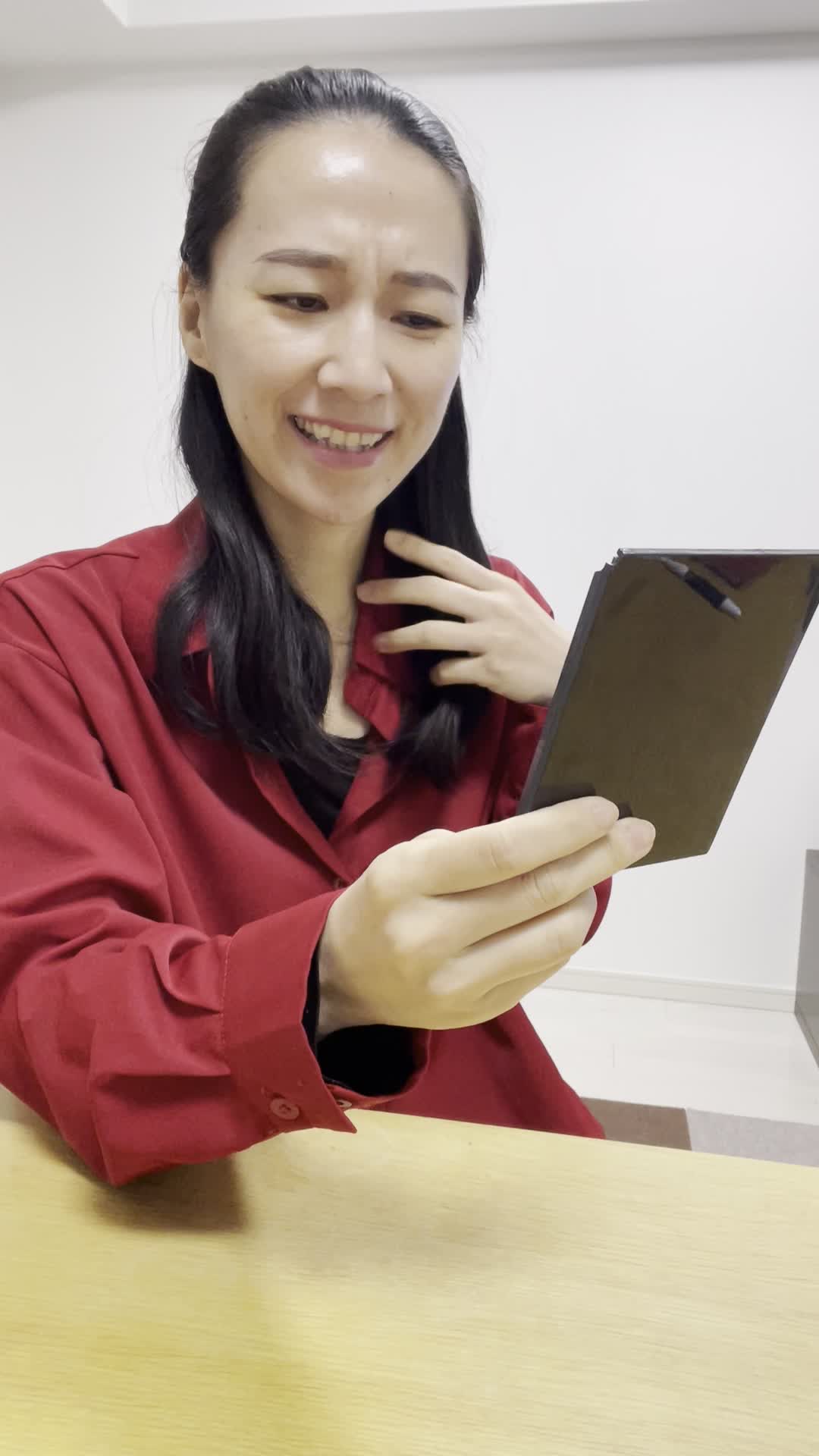 テーブルで鏡を見ながら、「デートまでにこの髪どうにかしたい！」と焦る仕草