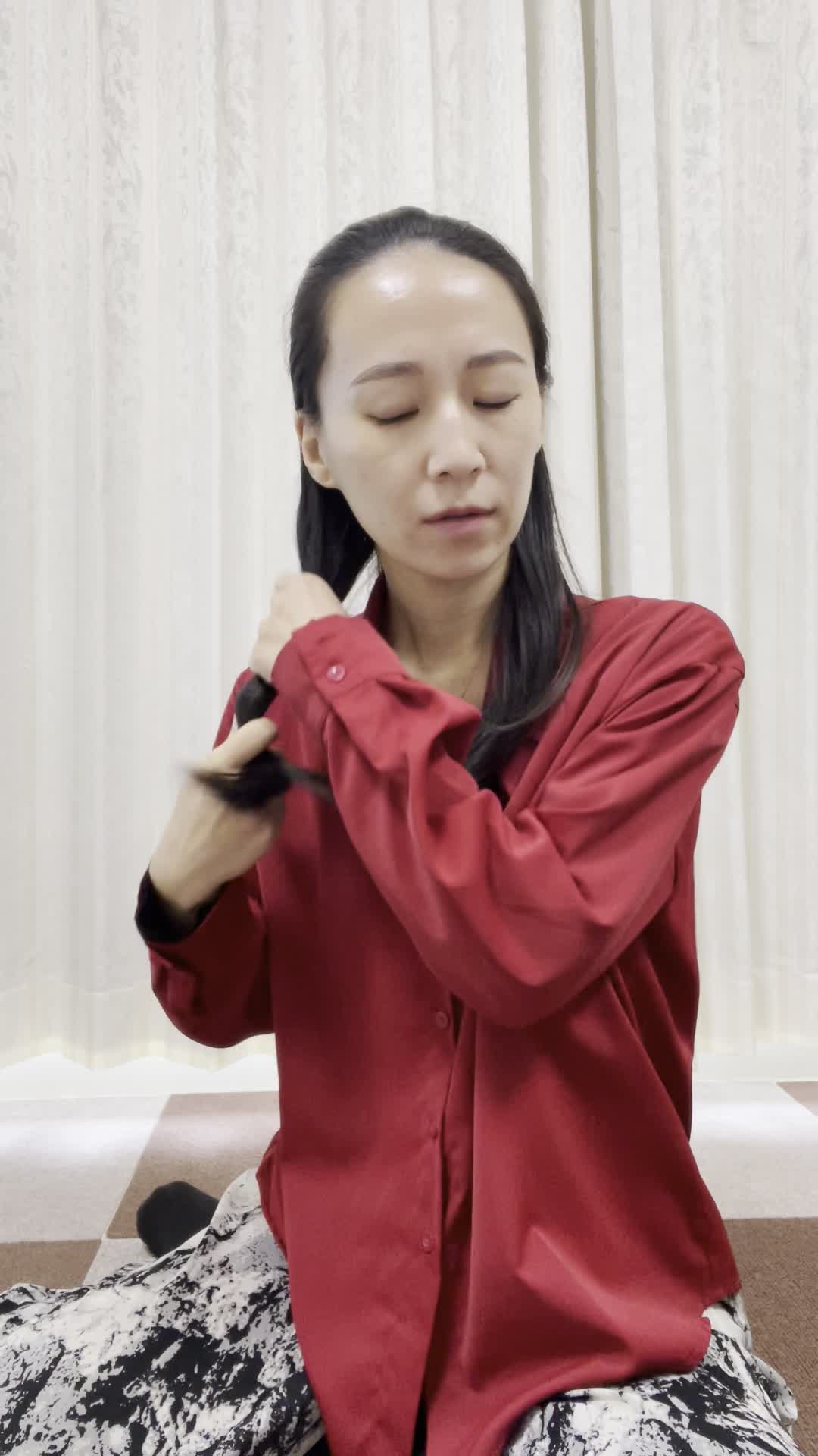 床に座り込み、髪の毛先を見ながら「これじゃデートに行けない」と焦る動作