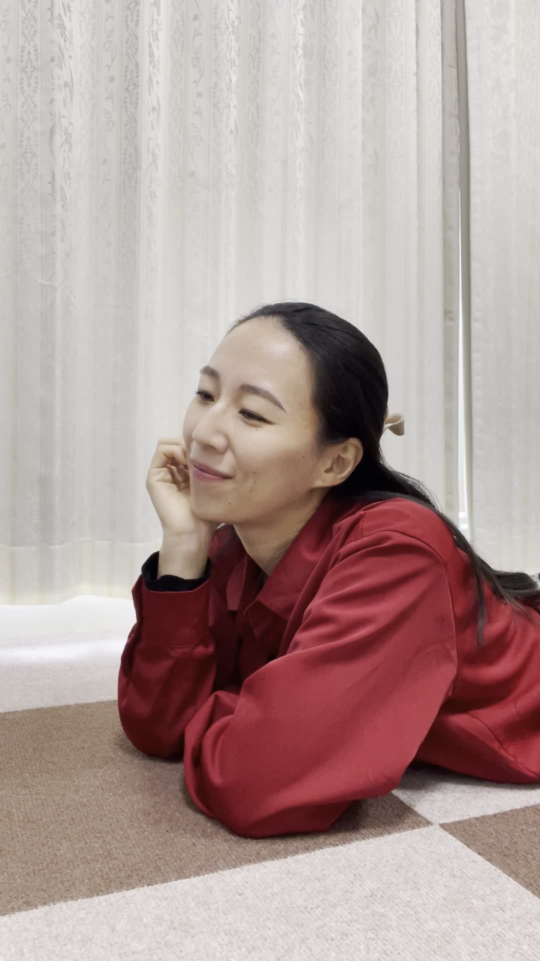 床で寝転びながら、「友達に褒められる髪になりたい！」と夢見る表情