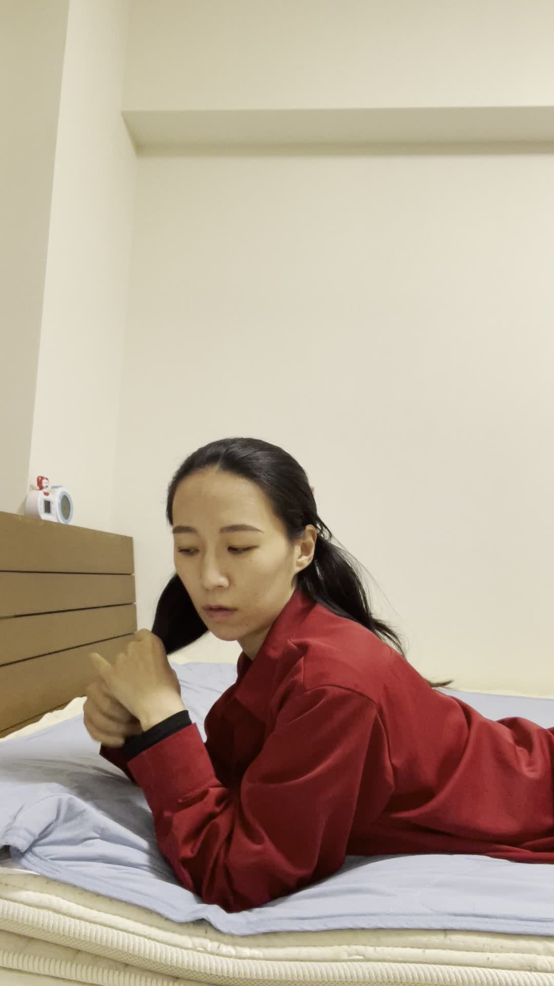 ベッドで横になり、「明日のプレゼンのために髪を整えたい」と計画を立てる姿