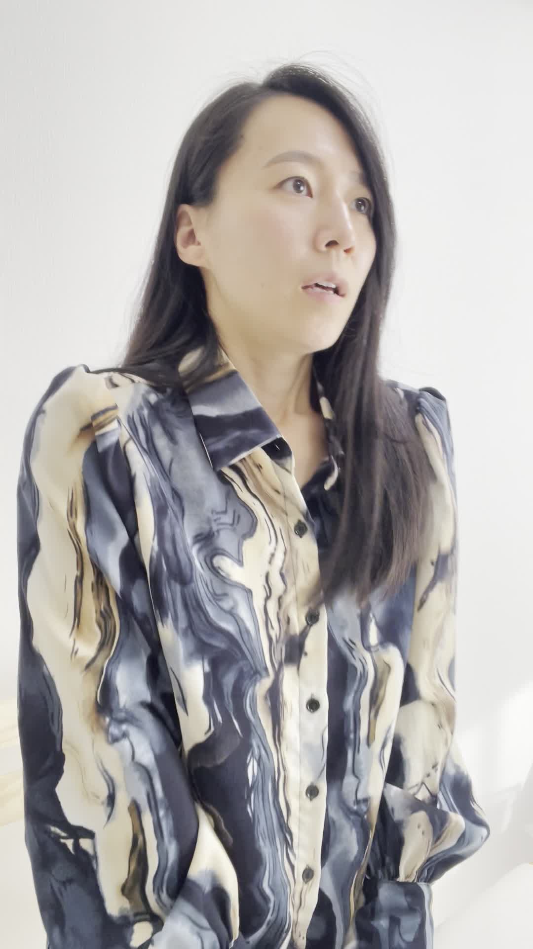 椅子から立ち上がり、「冷たい水を取るためにまたキッチンへ…」と軽くため息をつく様子