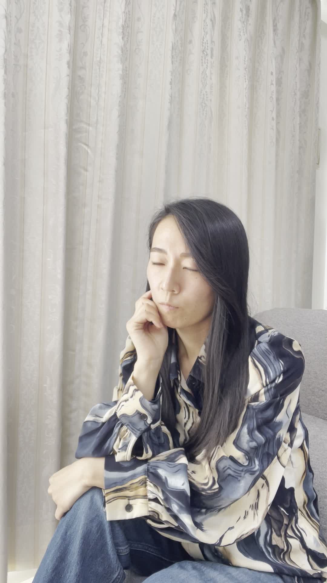 ソファで友達と話しながら、「いつでも熱いお湯が出るの羨ましい」と驚く表情