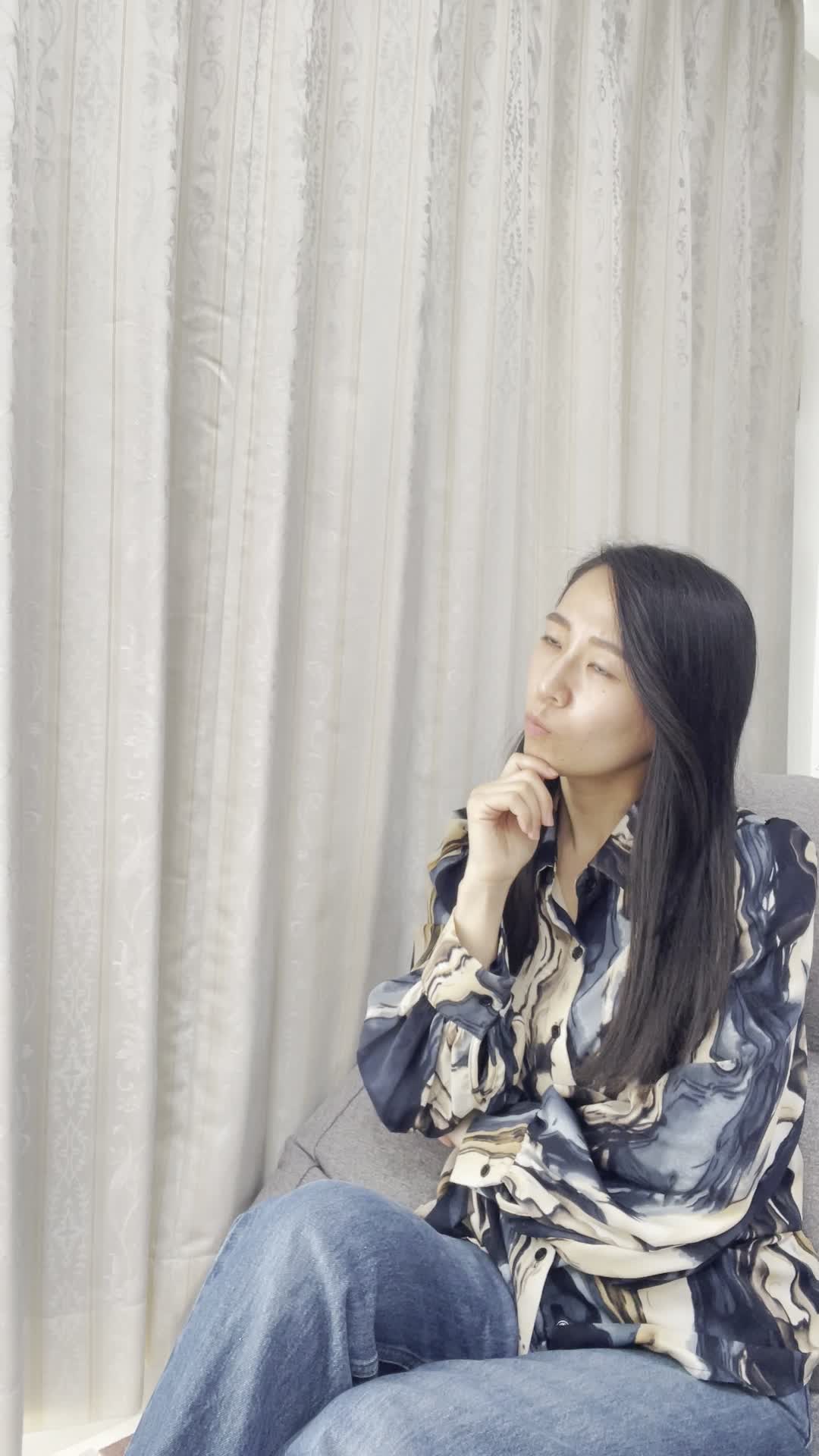 ソファでリラックスしながら、「ウォーターサーバーがあればもっと便利」と考える表情